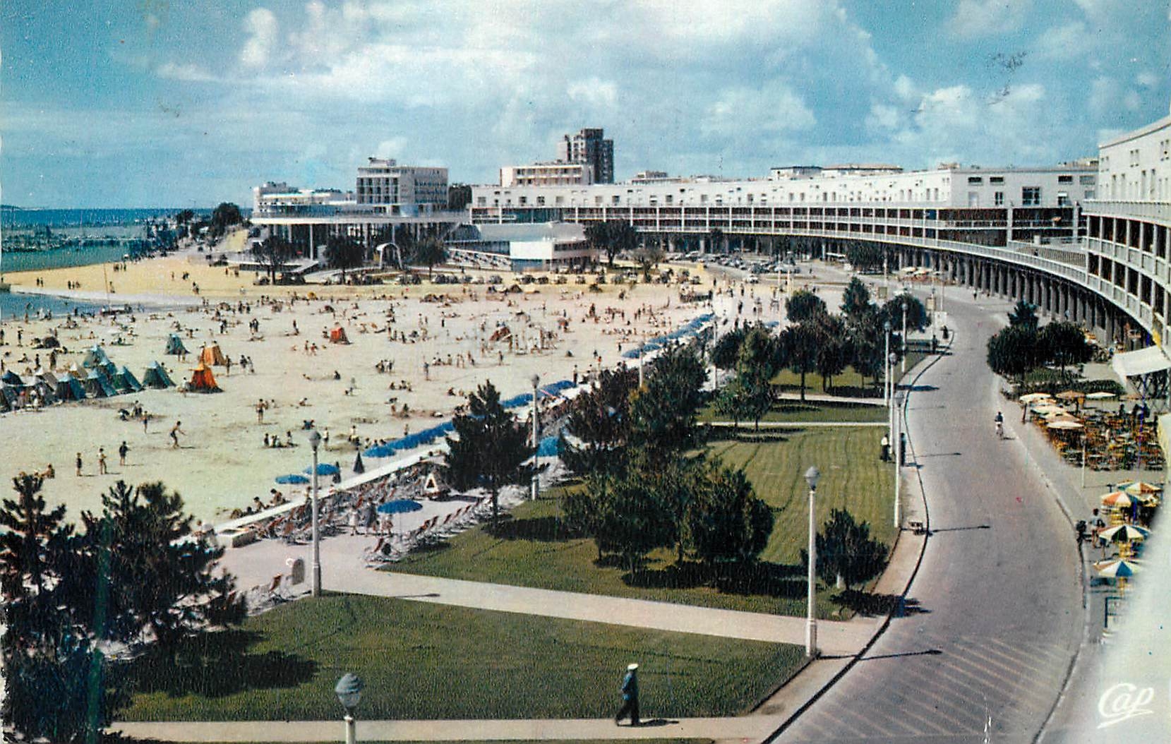 CPM Royan 2044 le front de mer la plage vers le casino