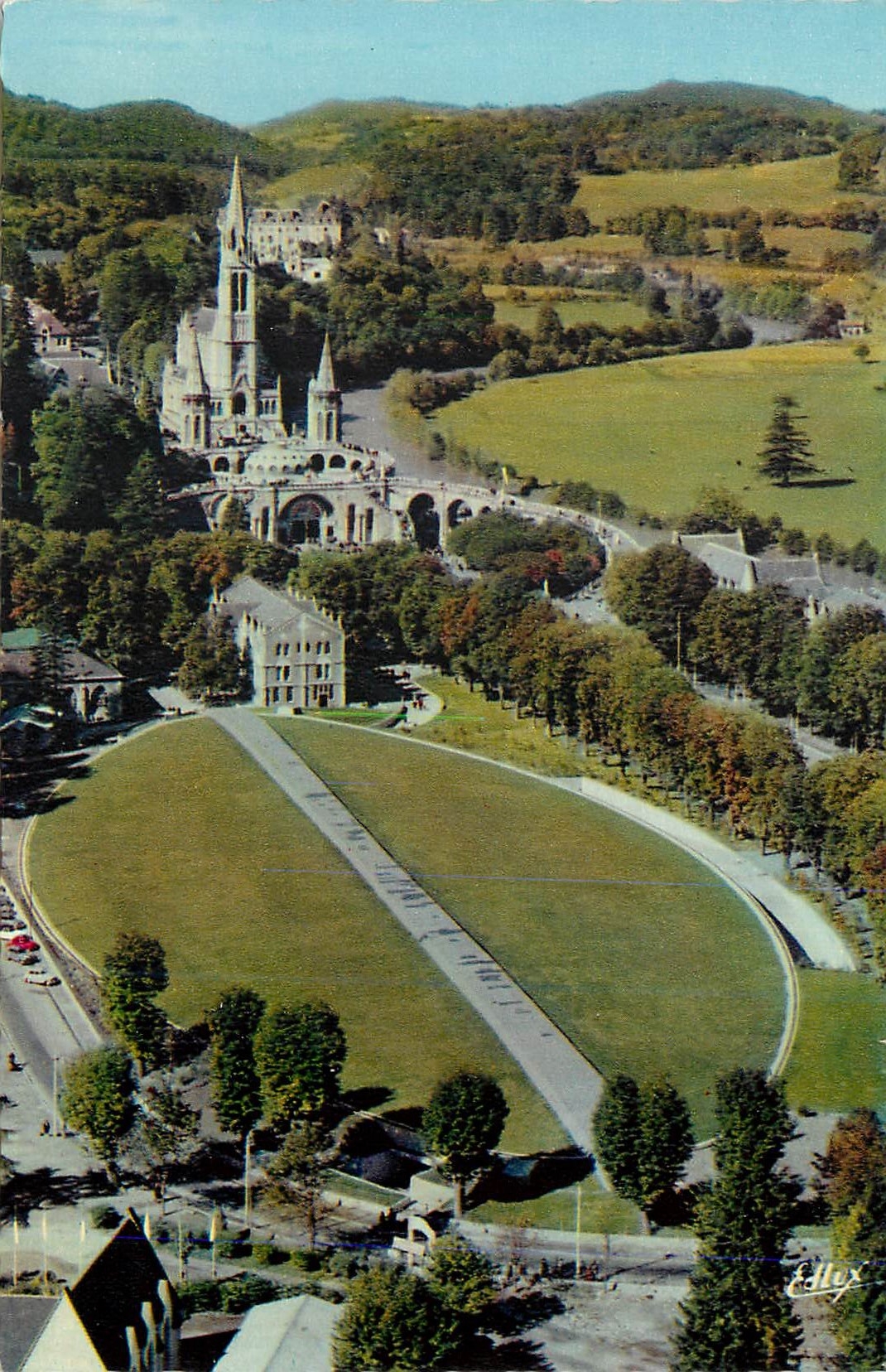 CPM 56 lourdes la basilique et la basilique souterraine saint pie(x200x80m)