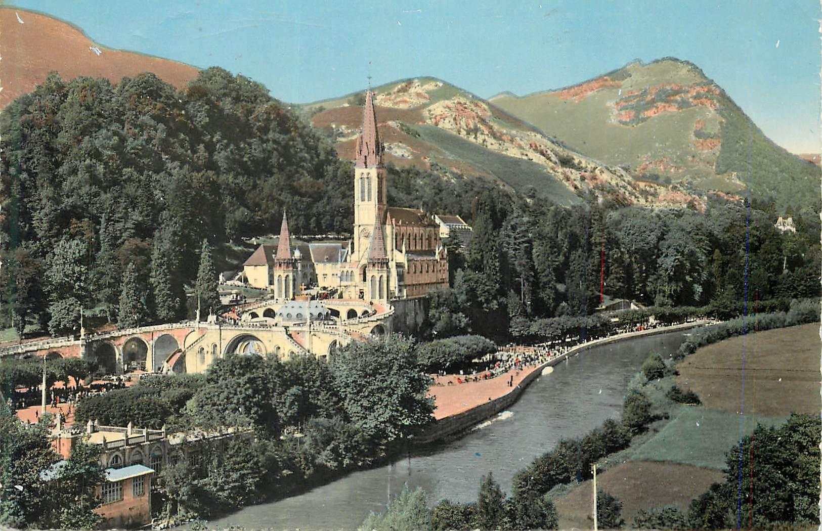 CPM 26 lourdes la basilique et le gave