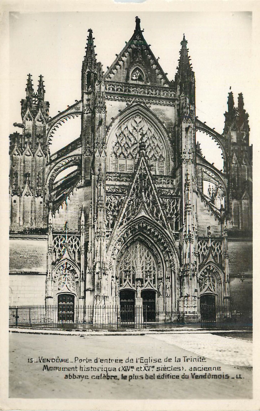 Vendôme — Porte d'entrée de l'Église de la Trinité — REAL-PHOTO C.A.P. PARIS