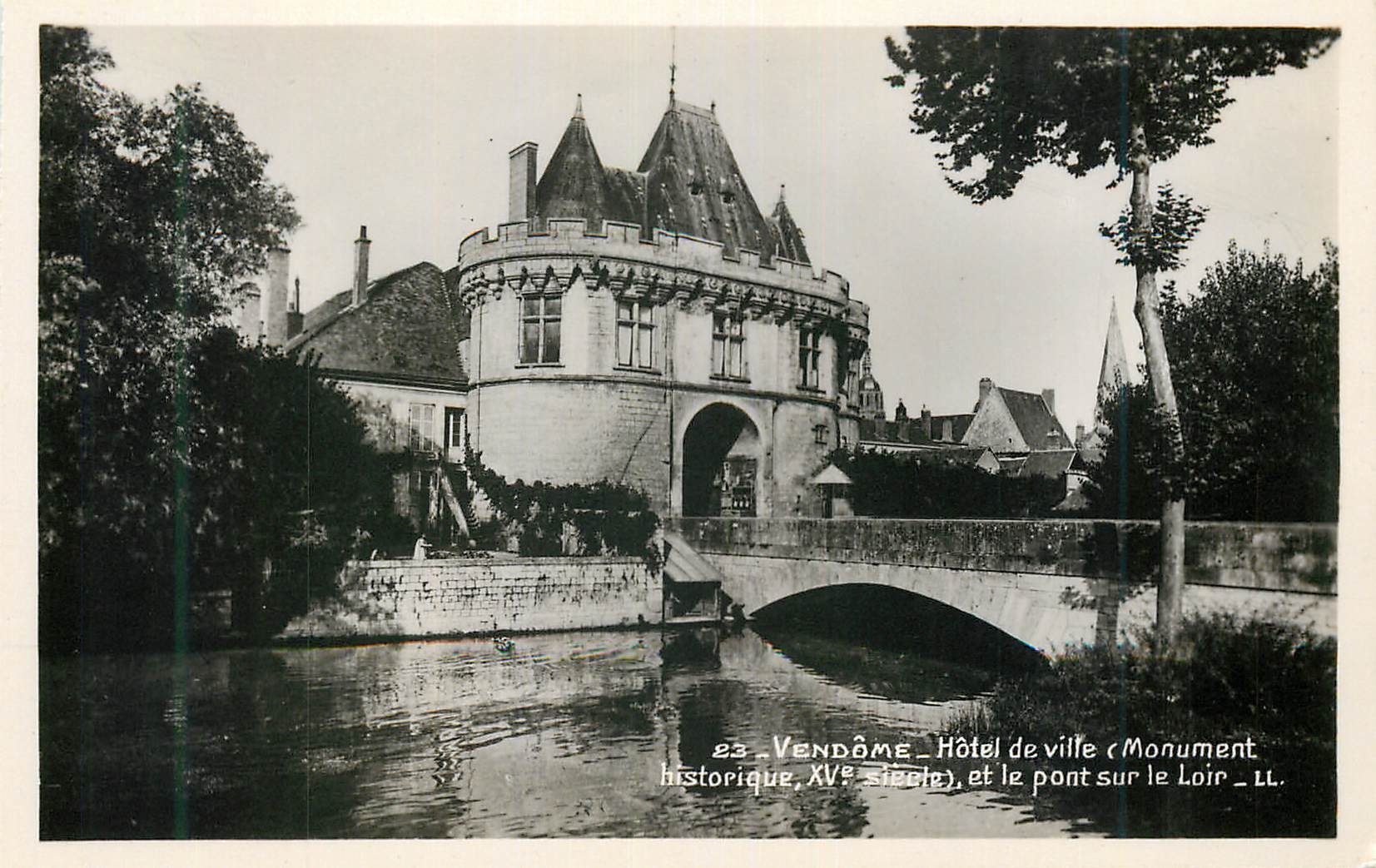 CPM 23 vendome hotel de ville (monument historique xv siecle) et le pont sur le loir