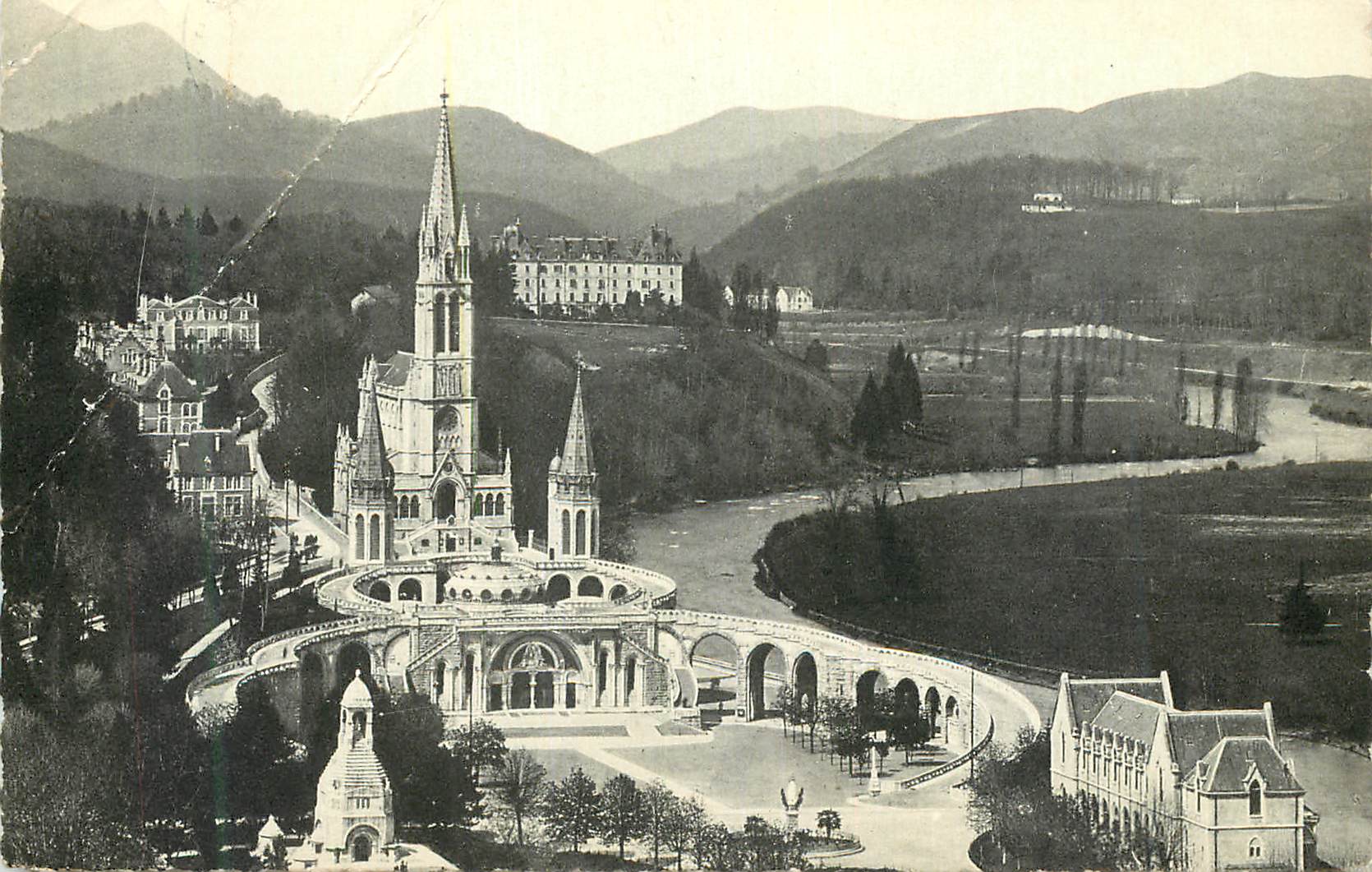 CPM 40 lourdes la basilique et le menument interallie vus du chateau fort