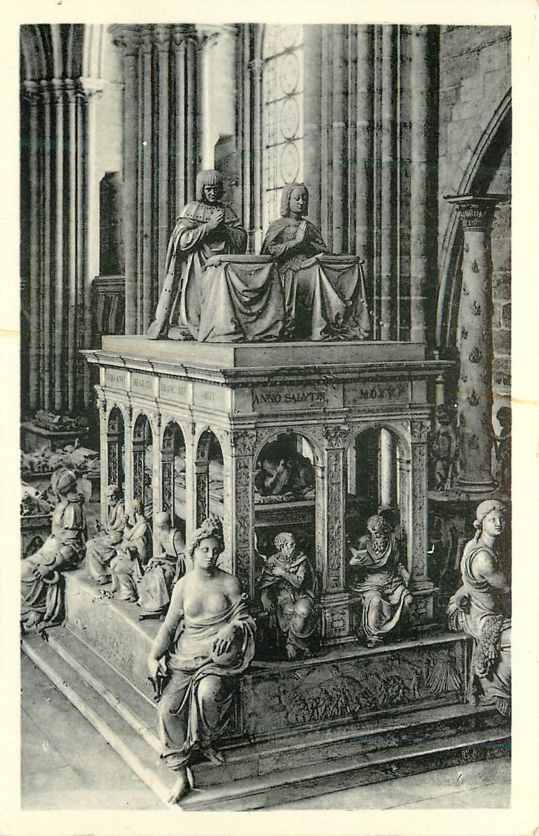 Abbaye de Saint-Denis — Tombeau de Louis XII et d'Anne de Bretagne — sculptures de la Justice et de la Prudence