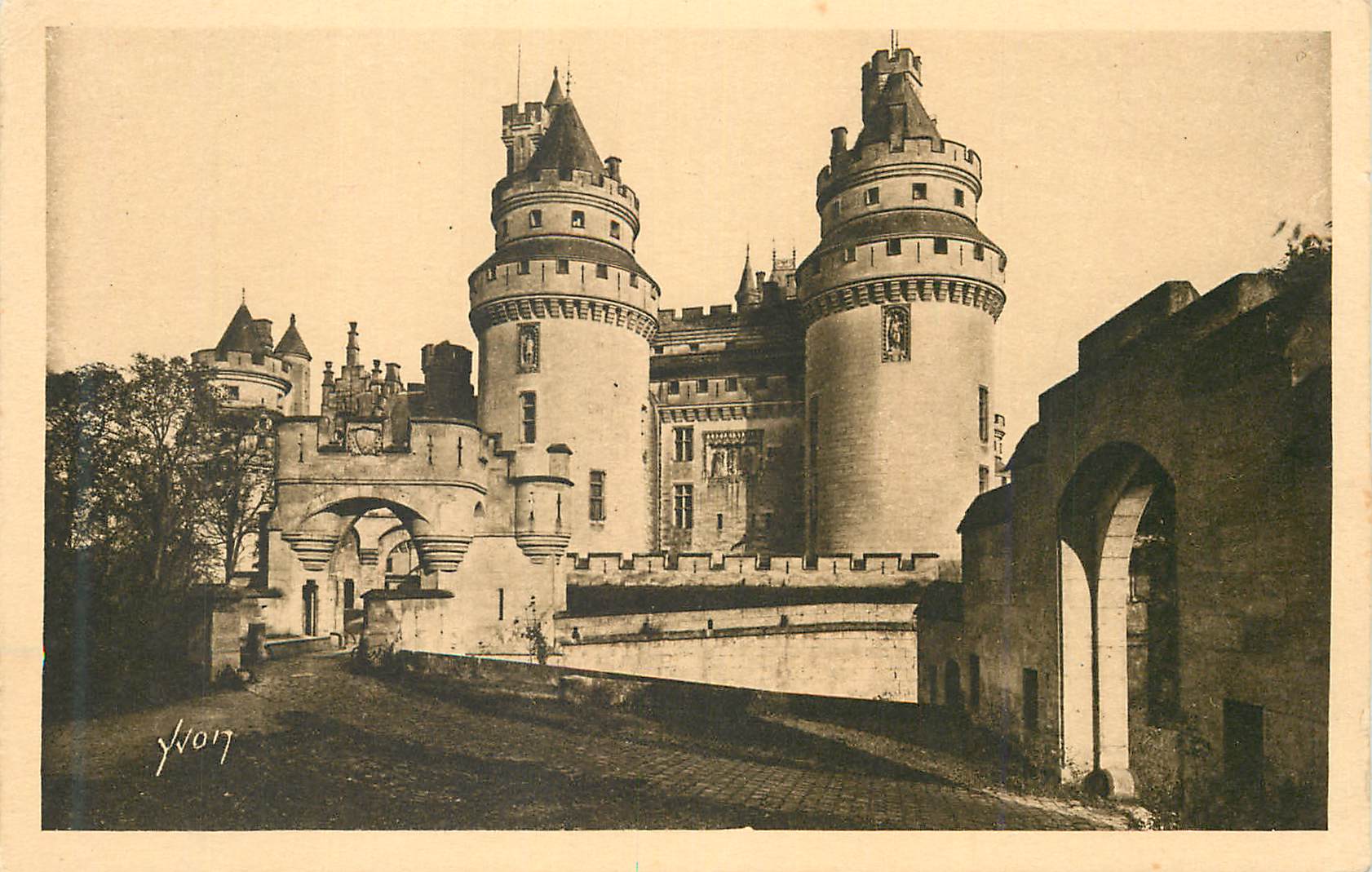 Château de Pierrefonds (Oise) — L'Entrée du Château et Tours Charlemagne — Éditions d'Art YVON