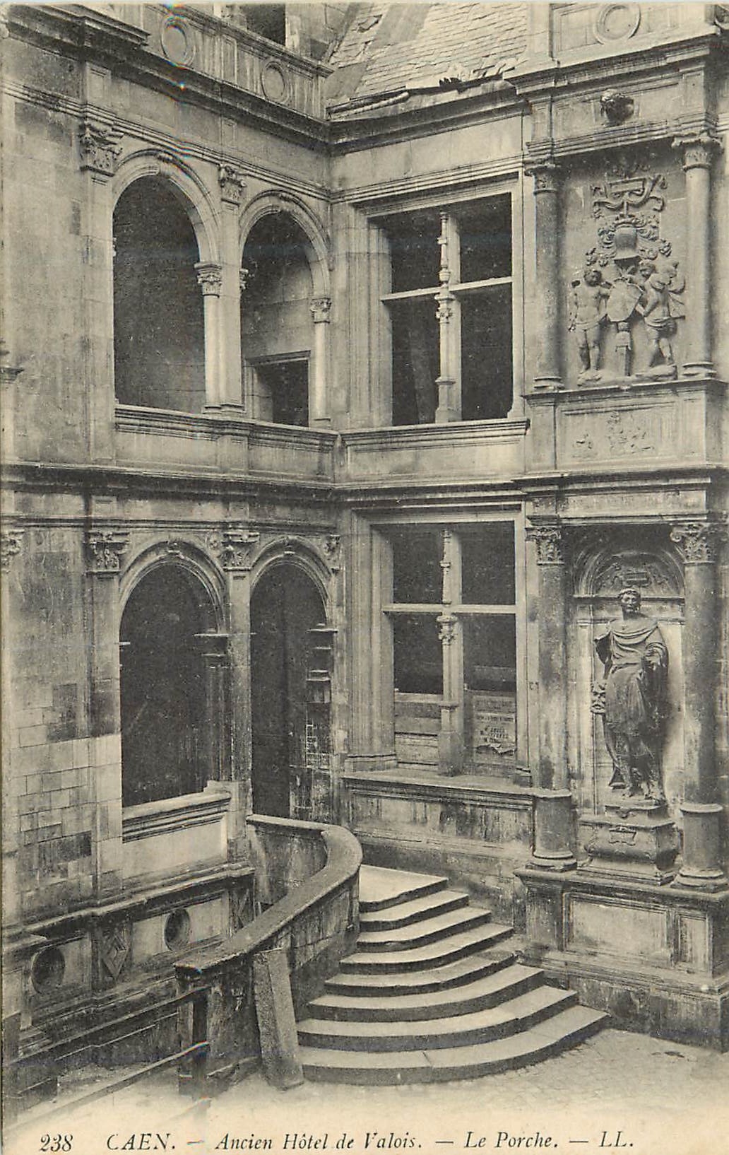CPA 238 caen ancien hotel de valois le porche