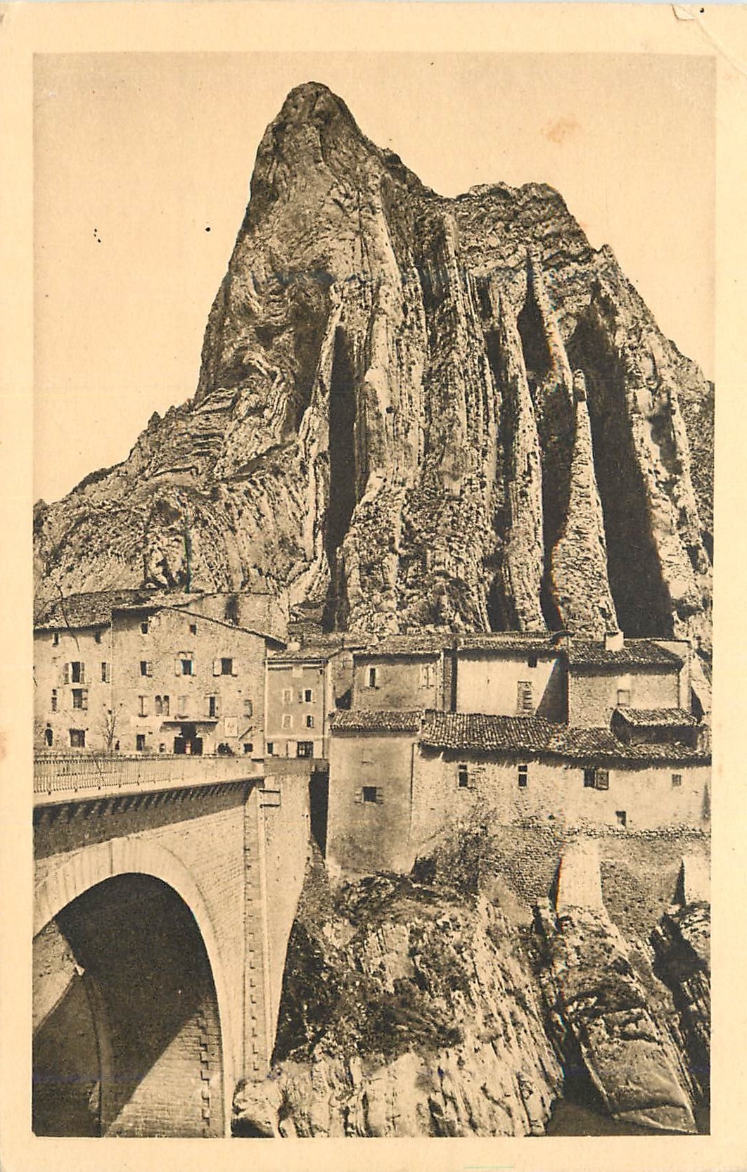 CPA Les alpes pittoresque 12 sisteron pont et rocher de la baume