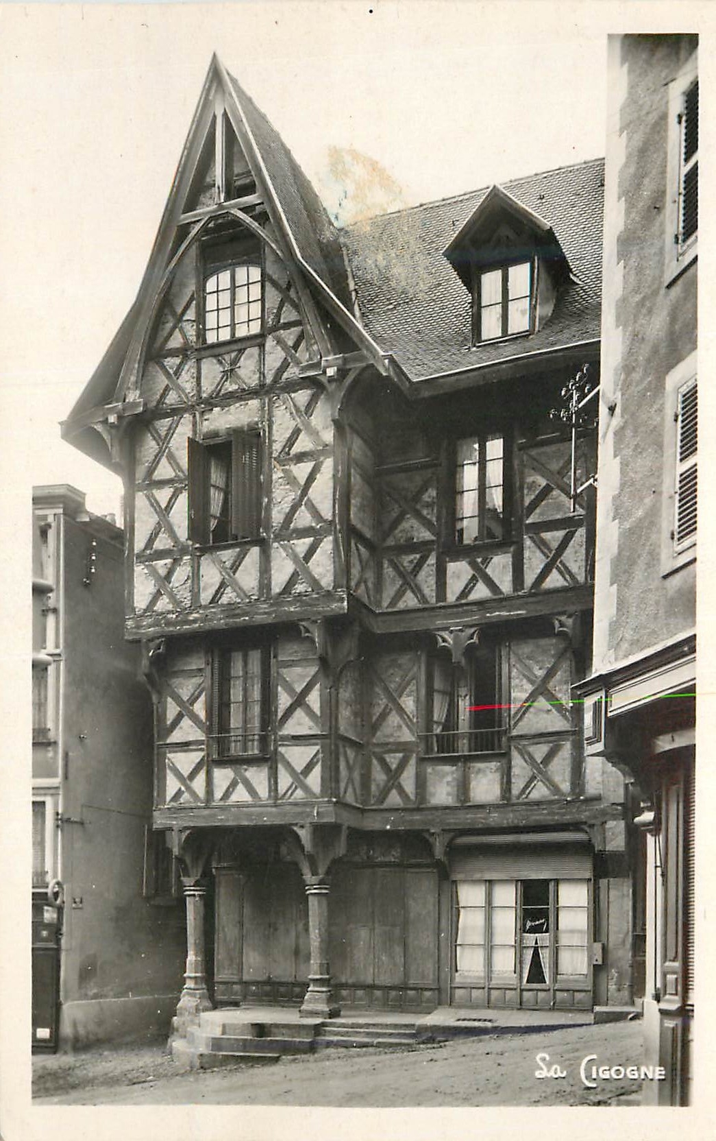 CPM 5517 bis thiers chateau du pirou(1410)