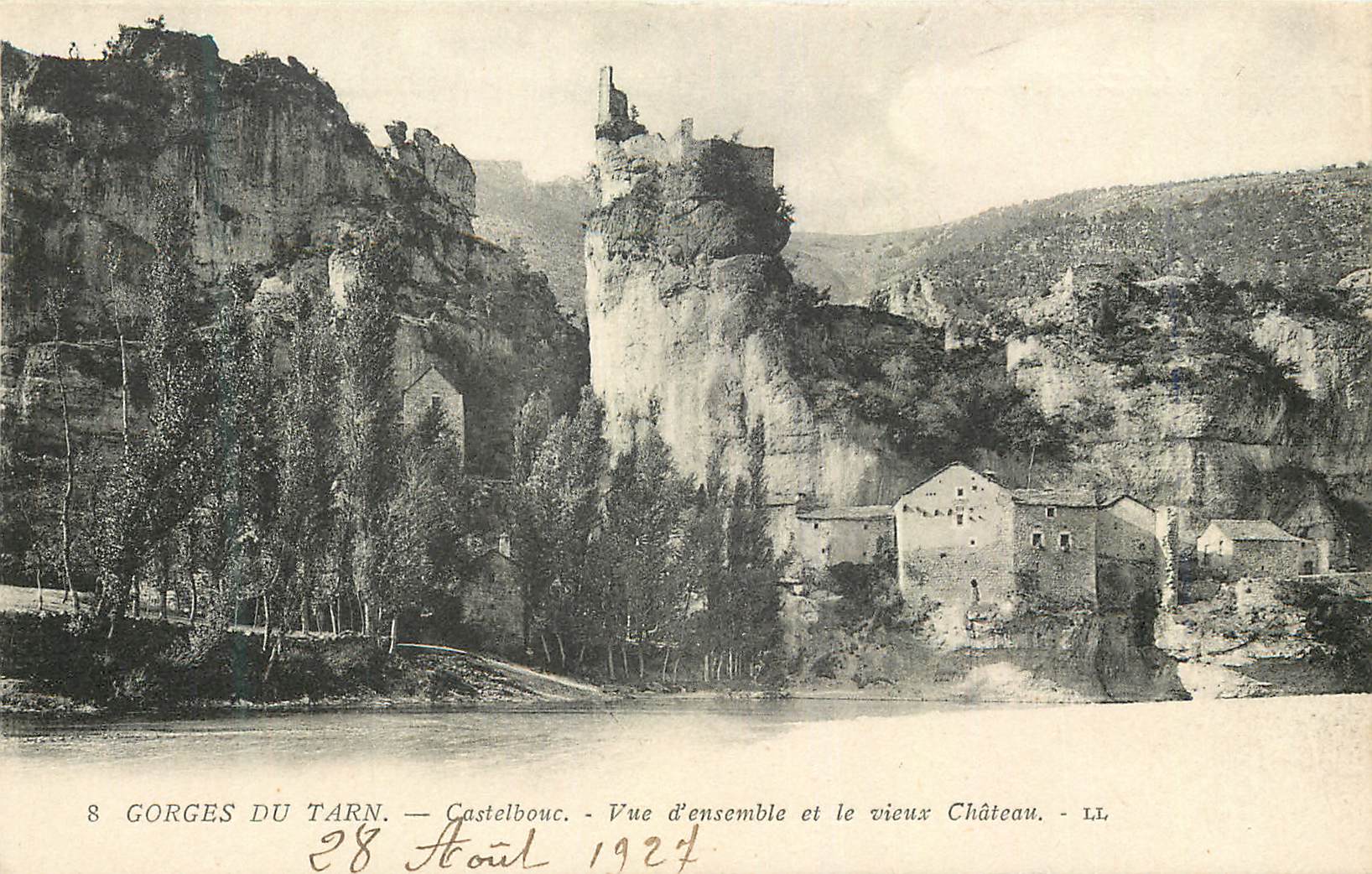 Gorges du Tarn — Castelbouc — Vue d'ensemble et le vieux Château — LL