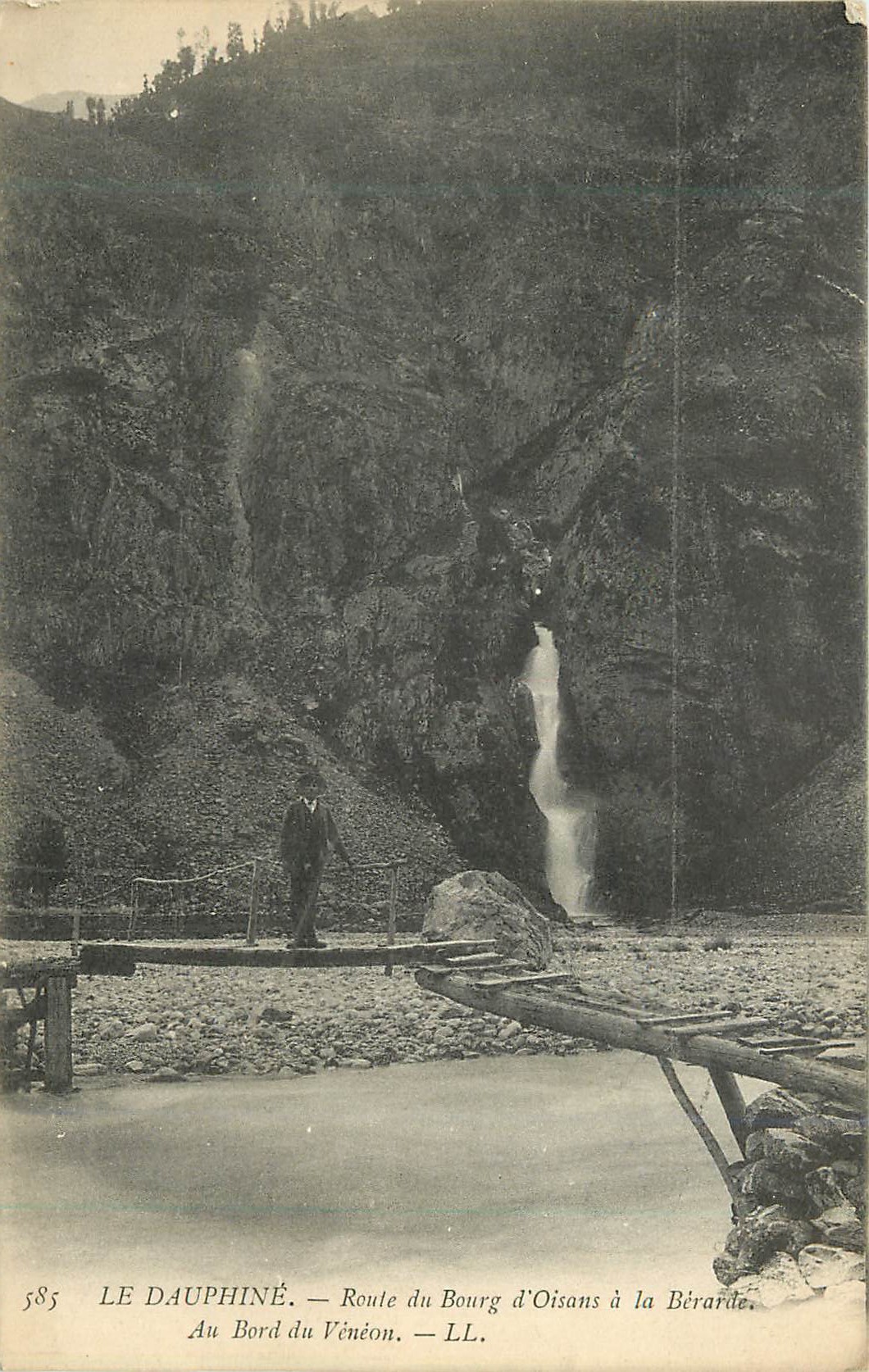 CPA 585 le dauphine route du bourg d oisans a la berarde au bord du veneon