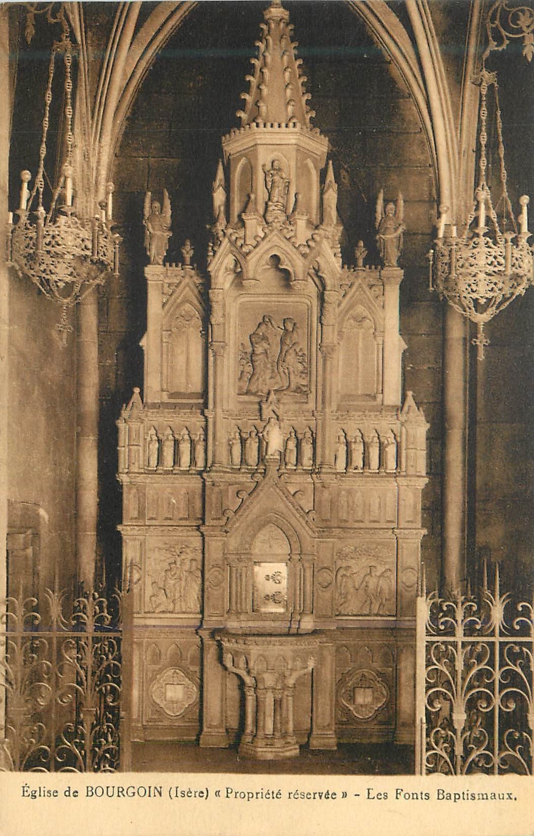CPA Eglise de bourgoin(isere) propriete reservee les fonts baptismaux
