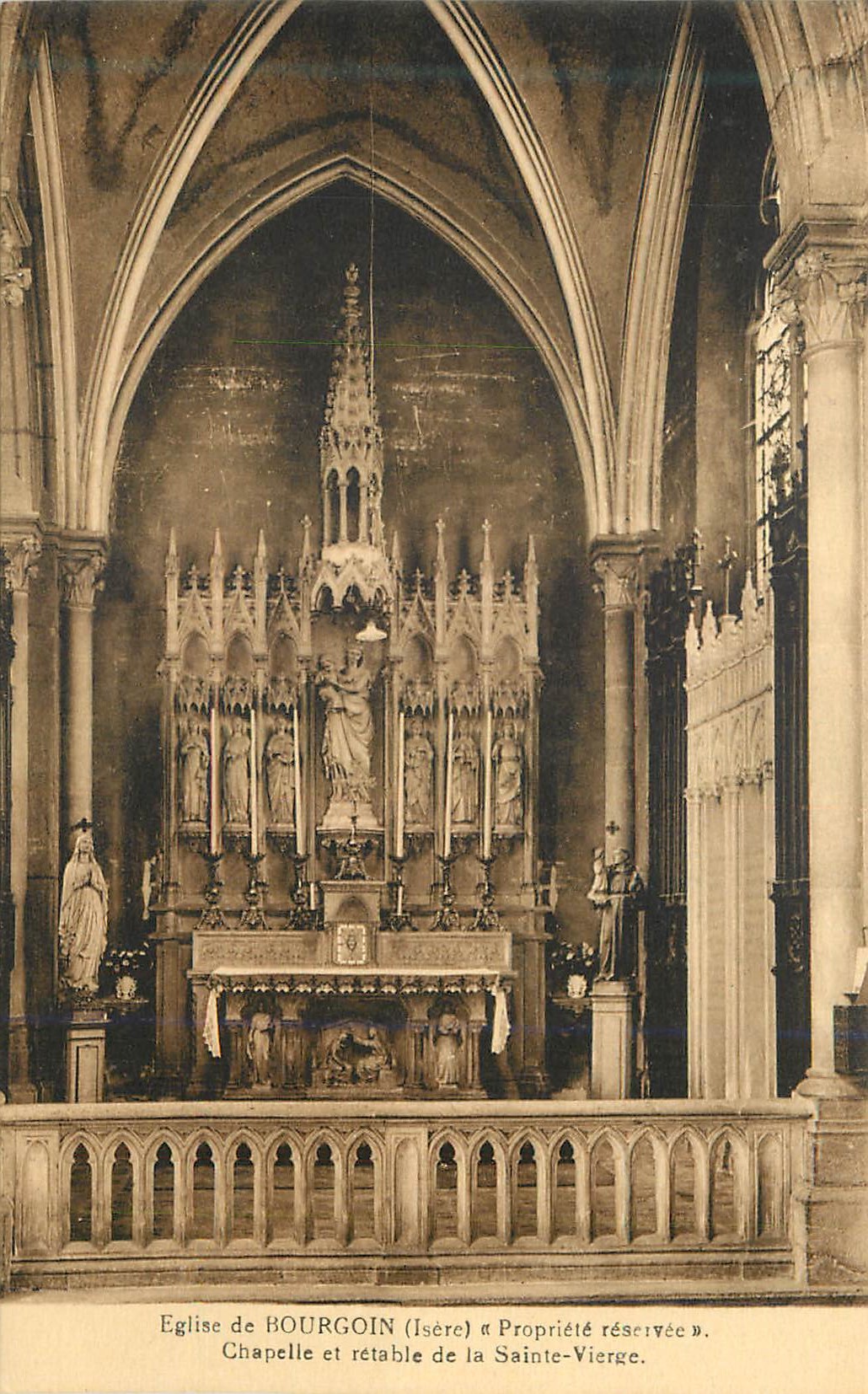 CPA Eglise de bourgoin(isere) propriete reservee chapelle et retable de la sainte vierge