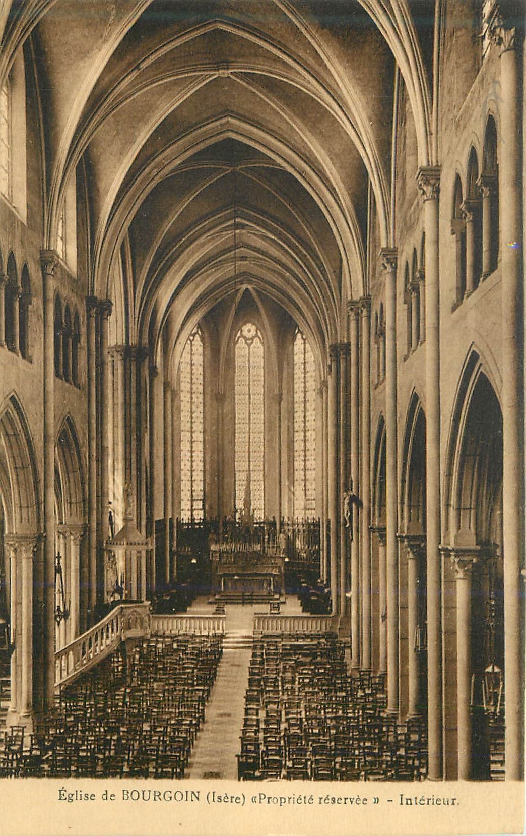 CPA Eglise de bourgoin(isere) propriete reservee interieur