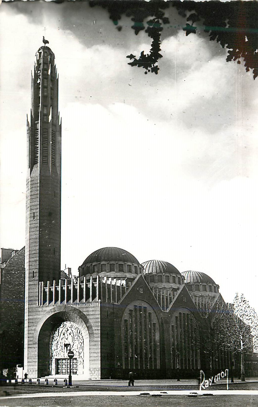 CPM Images de france paris sainte odile batie par pierre l ermite a la porte champerret (archit j barge)
