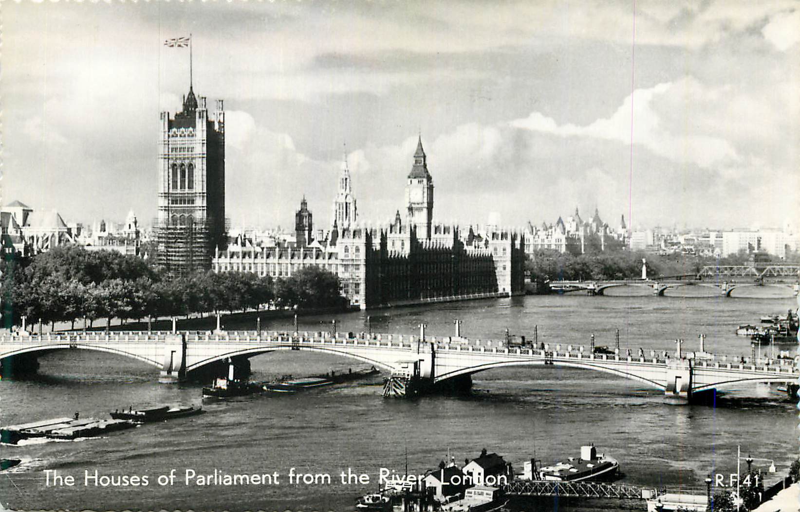 Les Houses of Parliament à Londres — vue depuis la rivière — The Photographic Greeting Card Co. Ltd. n° R.F.41