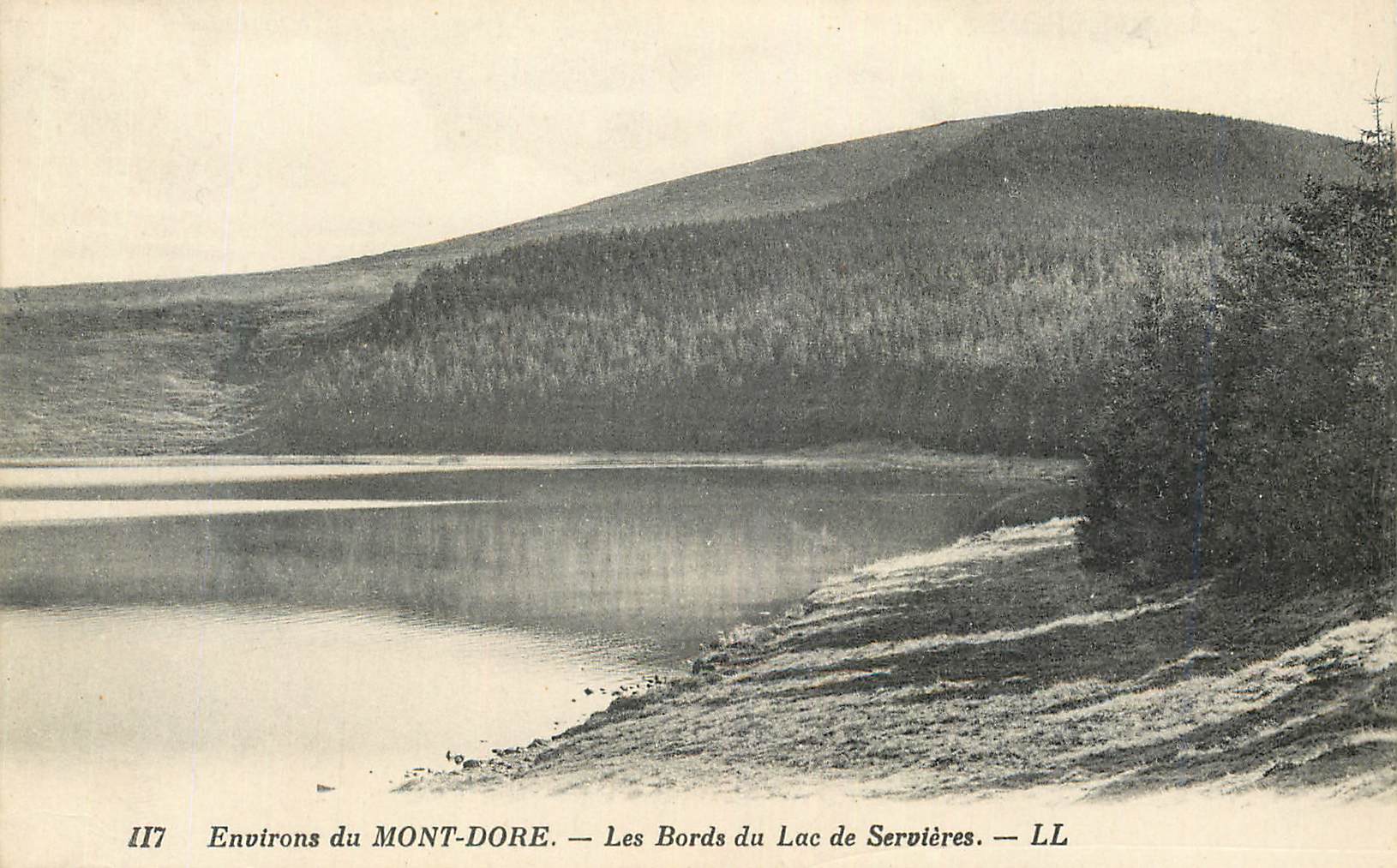 CPA 117 environs du mont dore les bords du lac de servieres