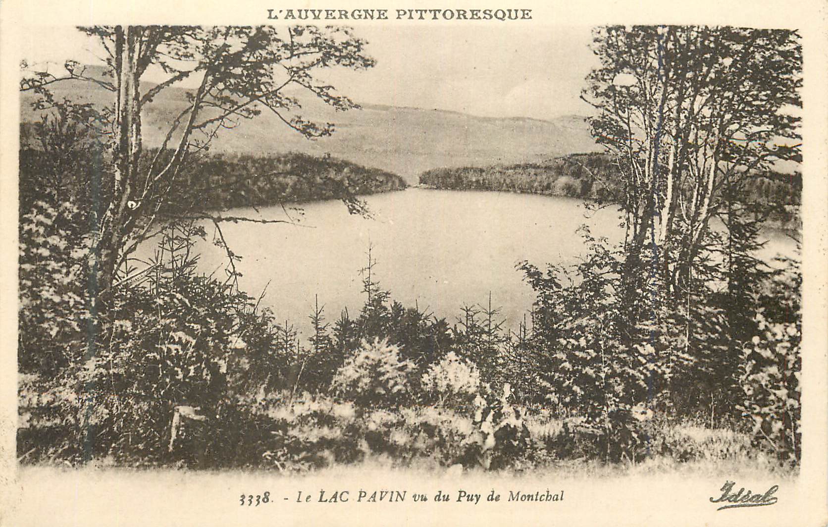 Le Lac Pavin vu du Puy de Montchal — L'Auvergne pittoresque — Éditeur Idéal, n° 3338