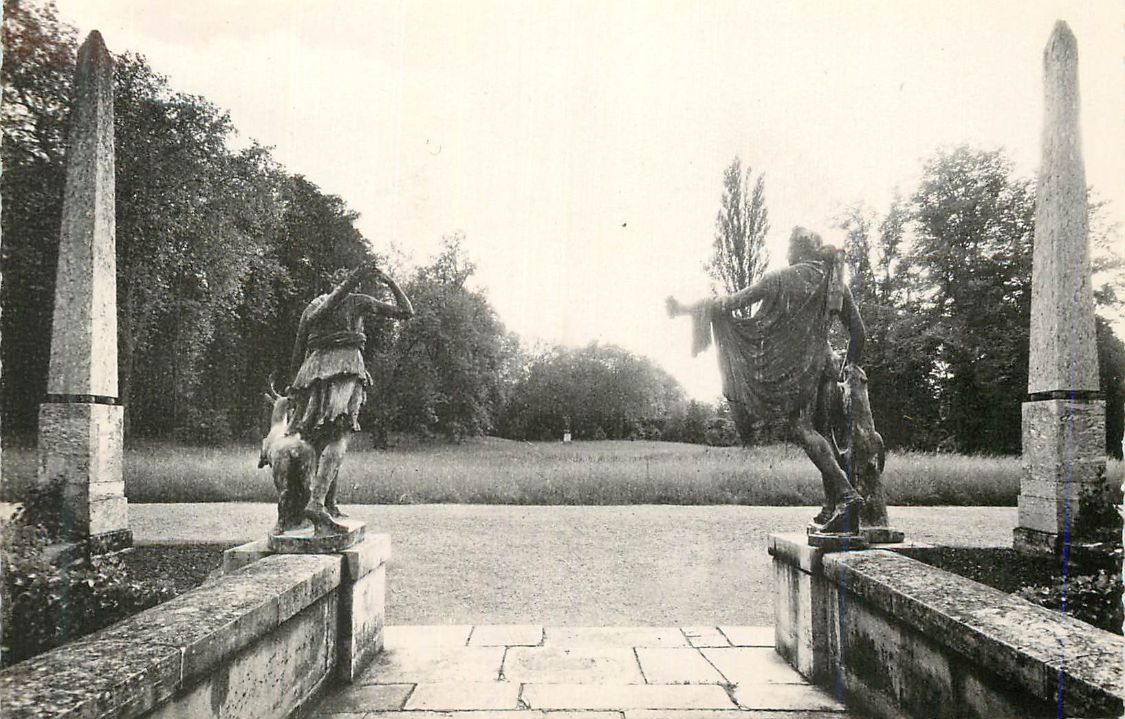 CPM Le chateau  de malmaison les jardins