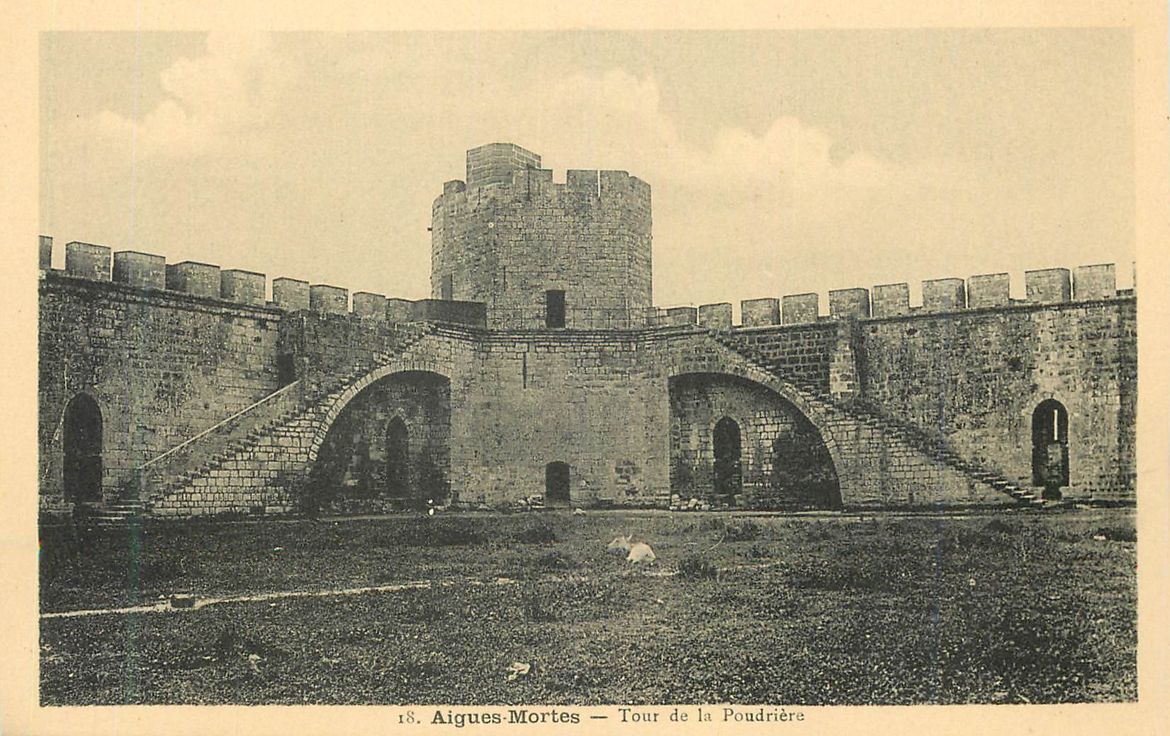 CPA 18 aigues mortes tour de la poudriere