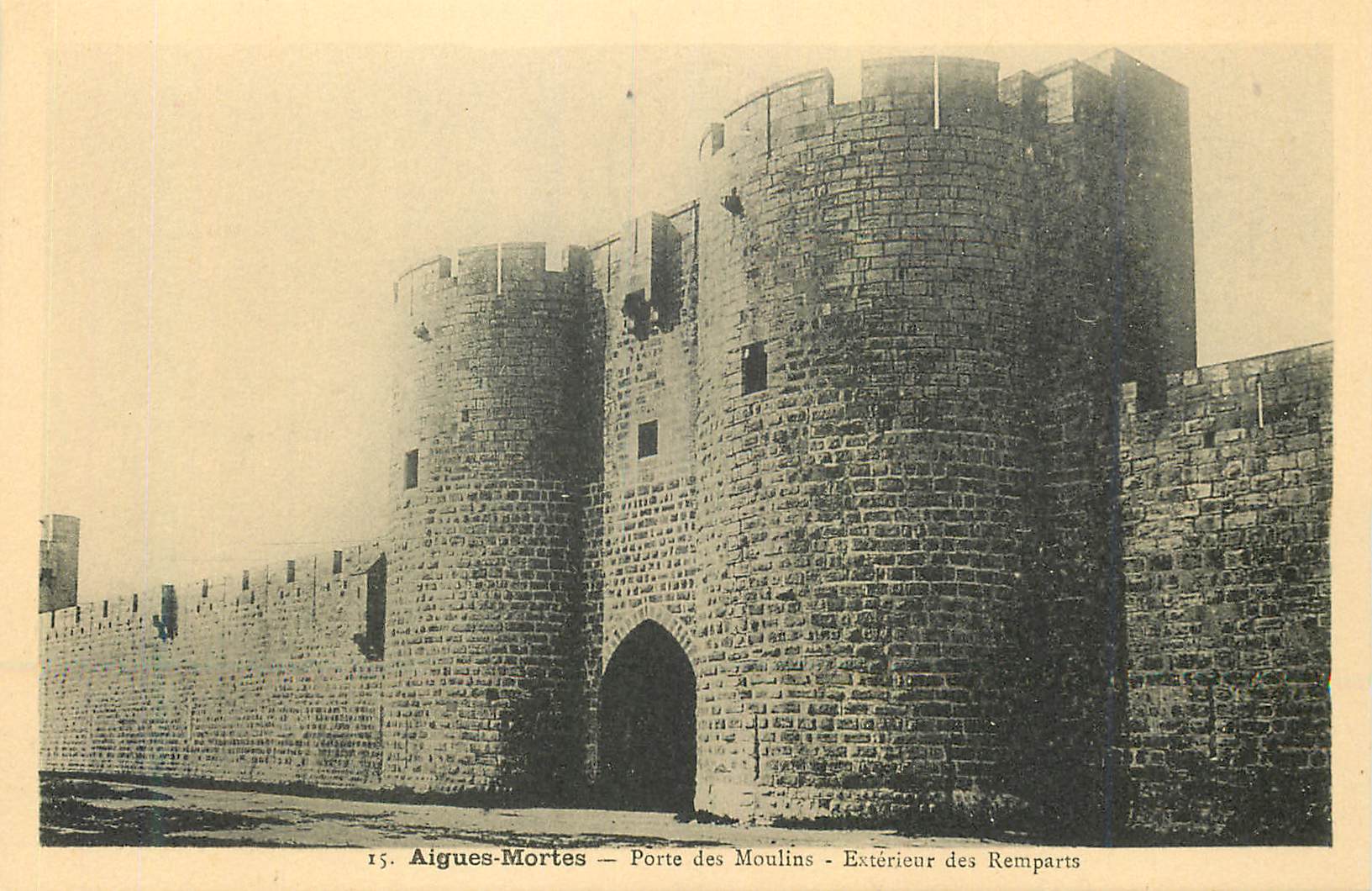 CPA 15 aigues mortes porte des moulins exterieur des remparts