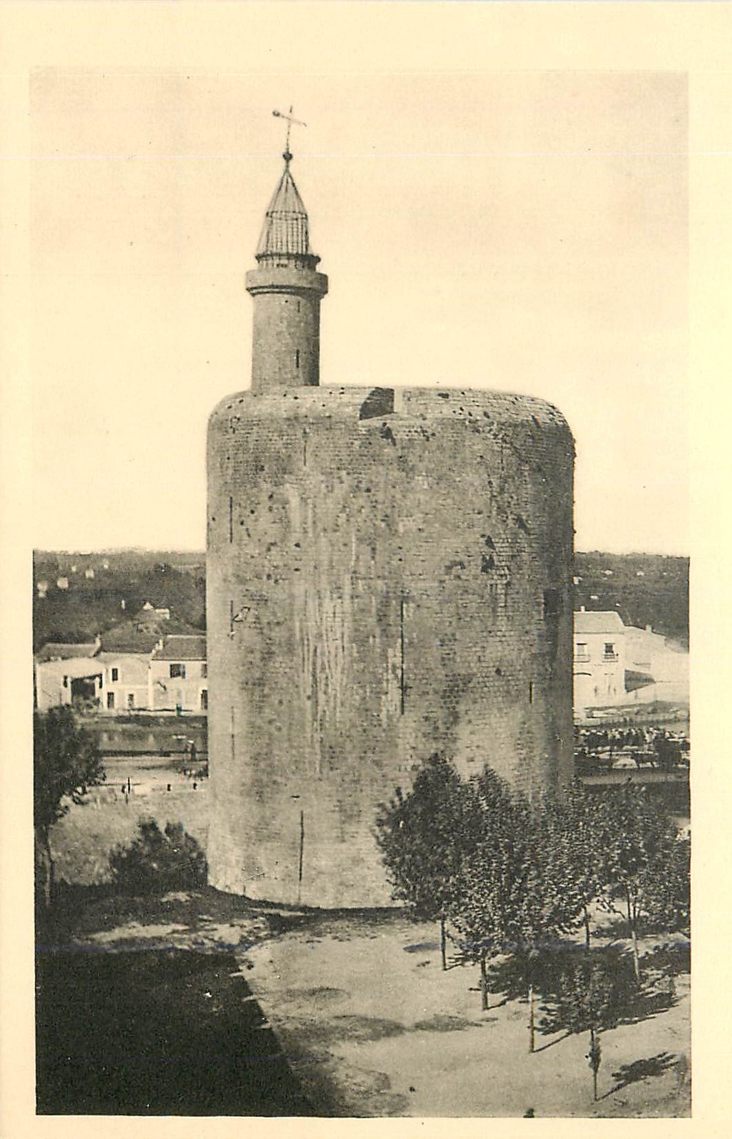 CPA 2 Aigues mortes tour de constance