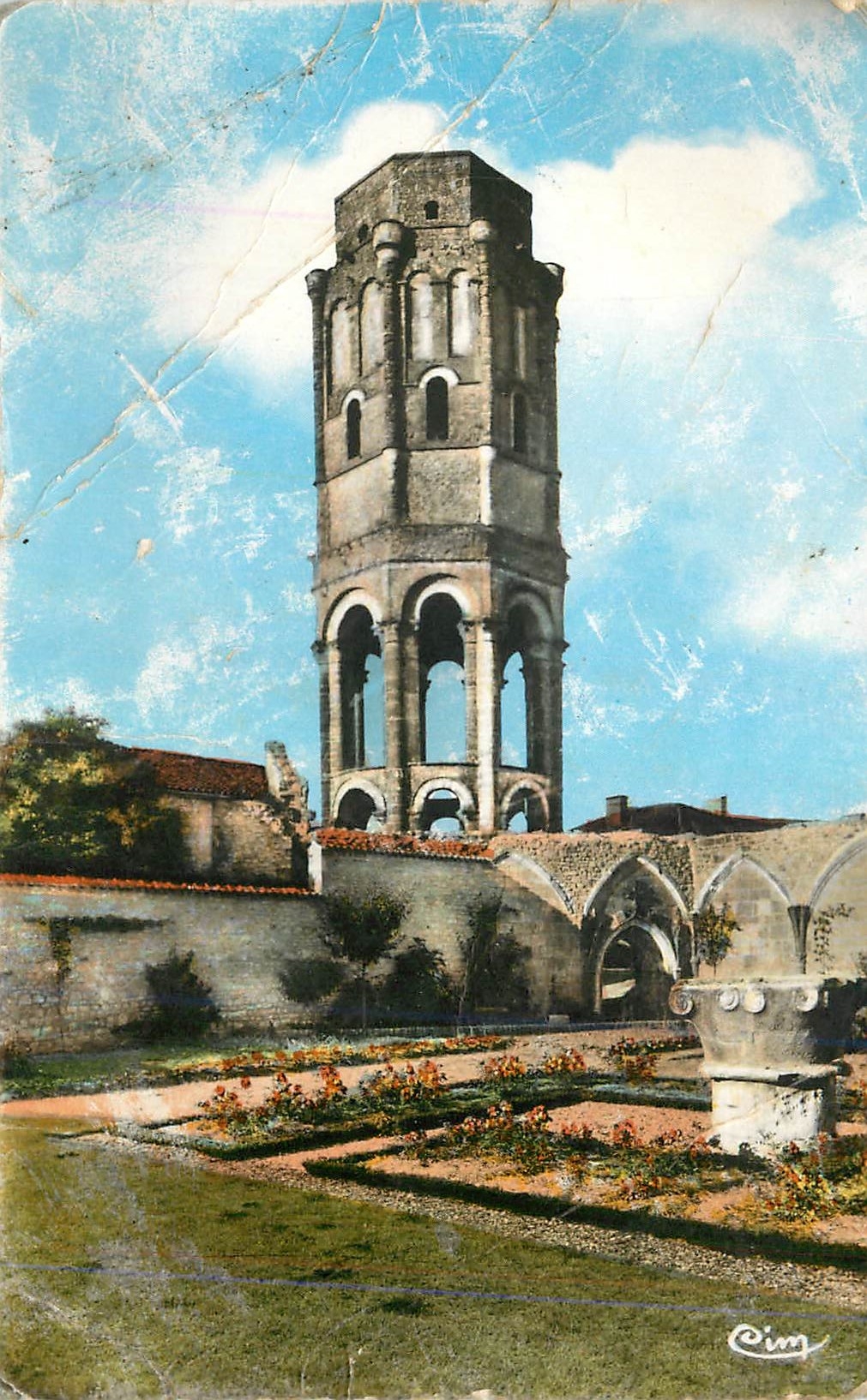 CPM Charroux (vienne) 102 la tour octogonale dite de charlemagne vue du jardin de l ancienne abbaye
