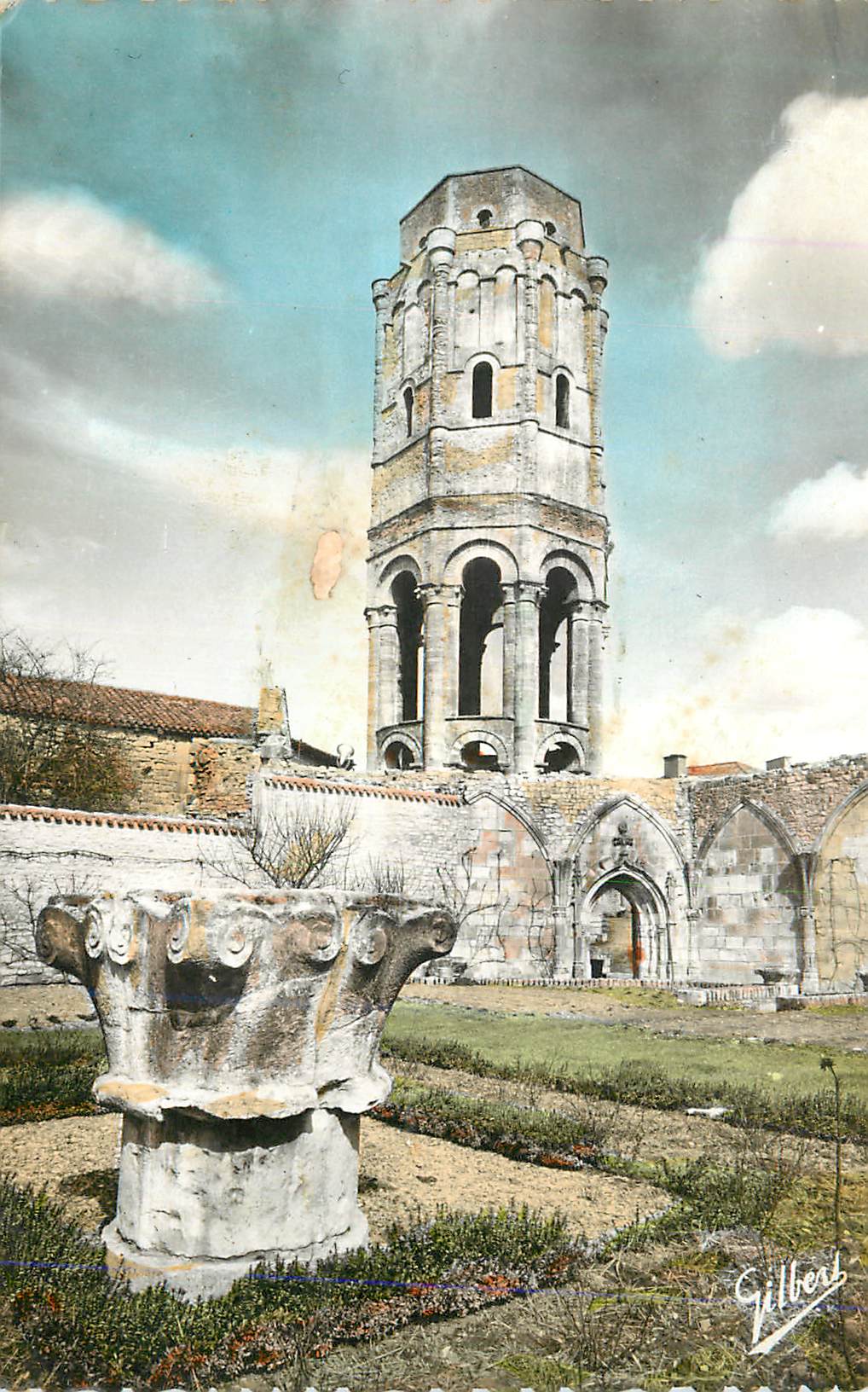CPM 11 019 charroux (vienne) ancienne abbaye tour charlemagne xi s(mont hist classe)