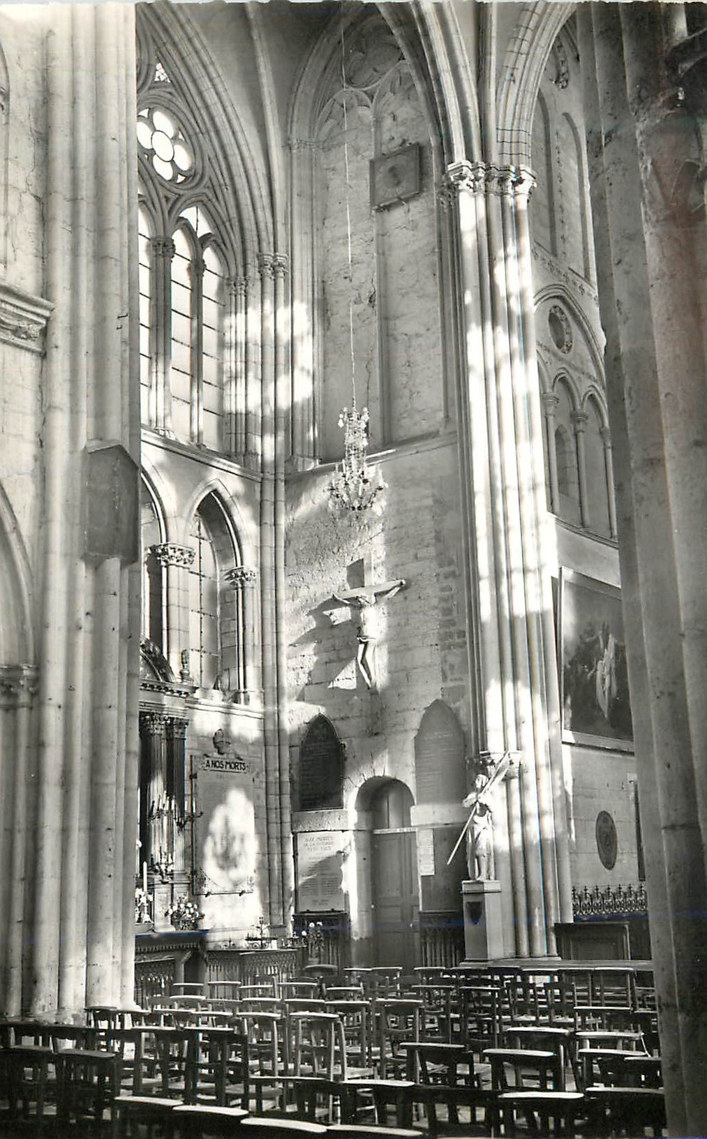 CPM Moret sur loing (seine et marne) eglise notre dame(xii au xv siecle) partie du transept avec croix en bois sculpte(x