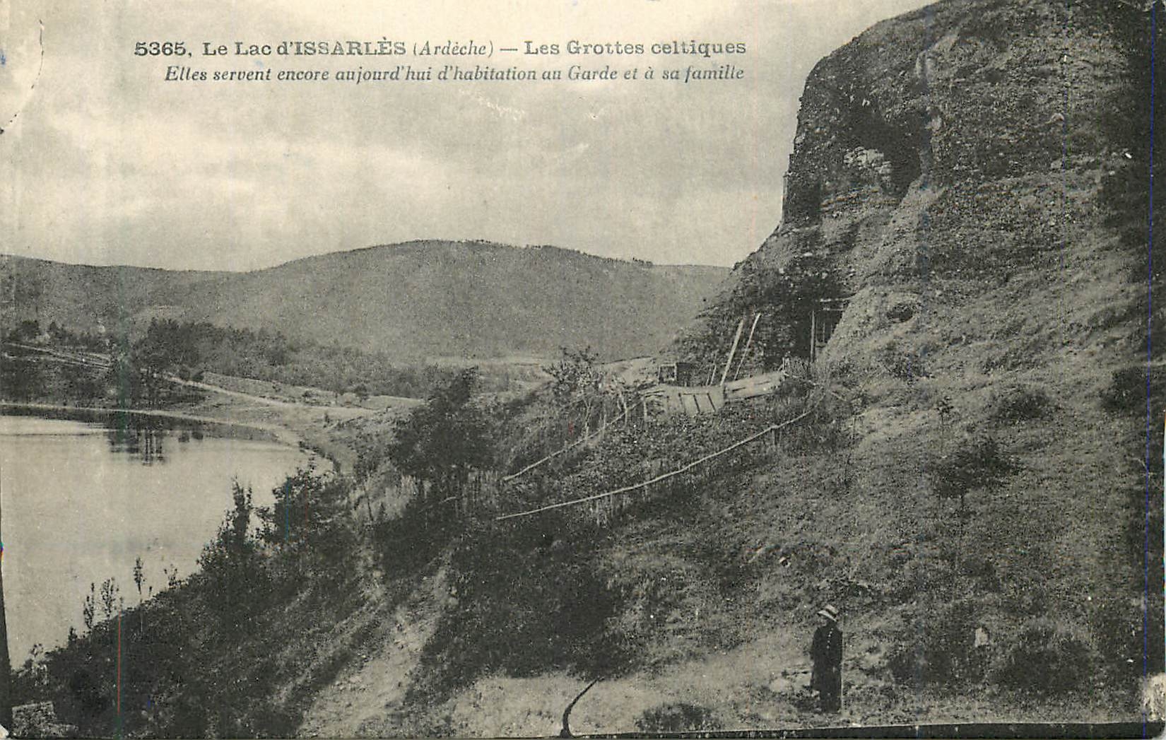 CPA 5365 le lac d issarles(ardeche) les grottes coltiques