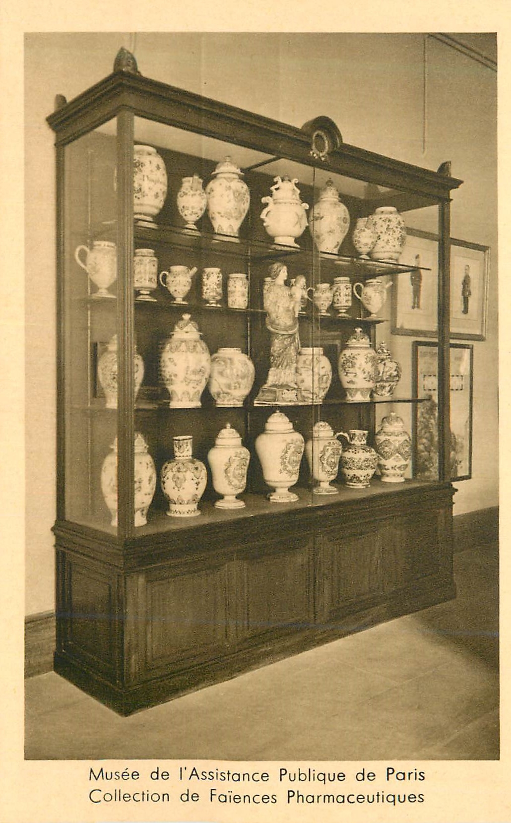 CPA Musee de l assistance publique de paris collection de faiences pharmaceutiques