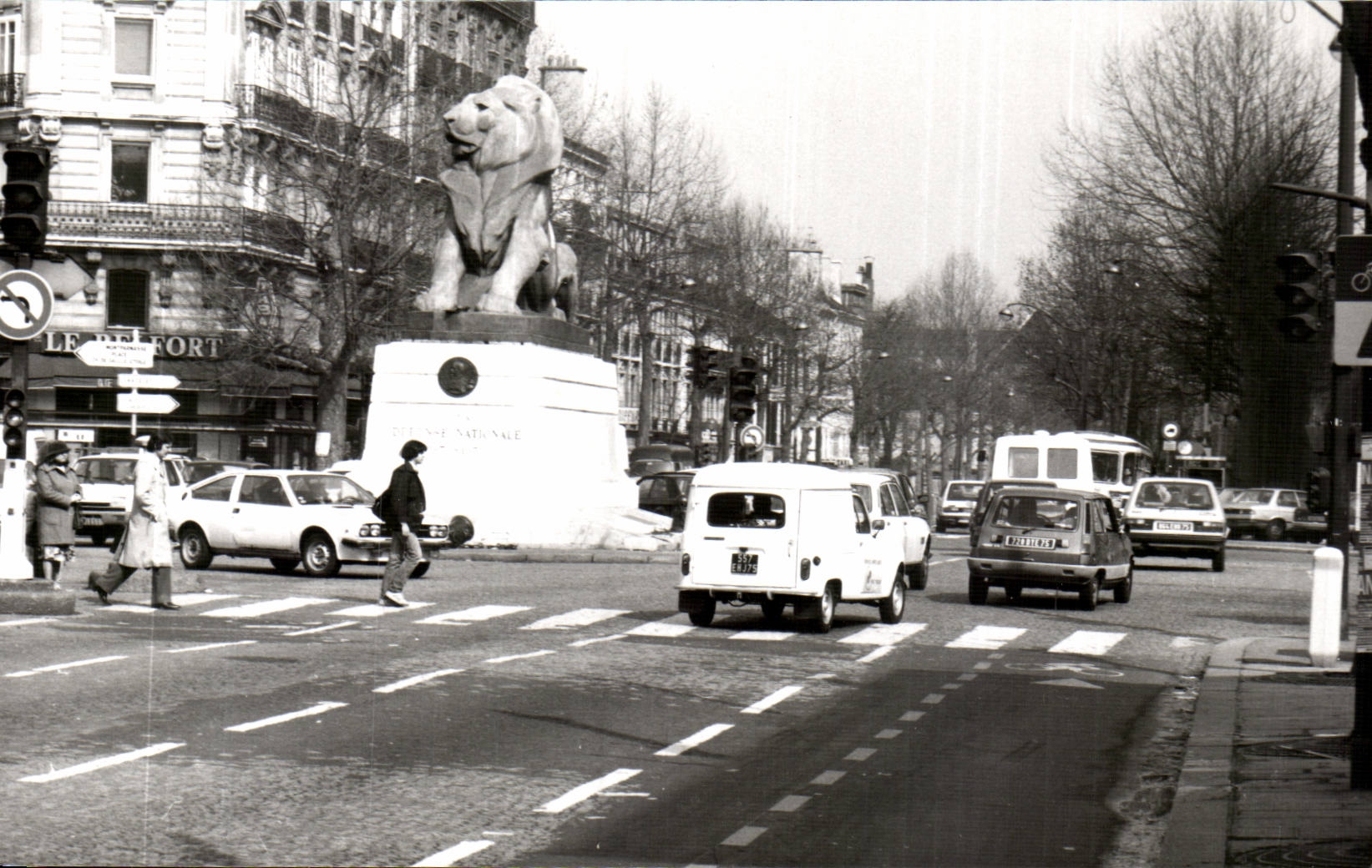 Paris (14 ) Le Lion De Belfort-automobile- Place Denfert Rochereau --CPA