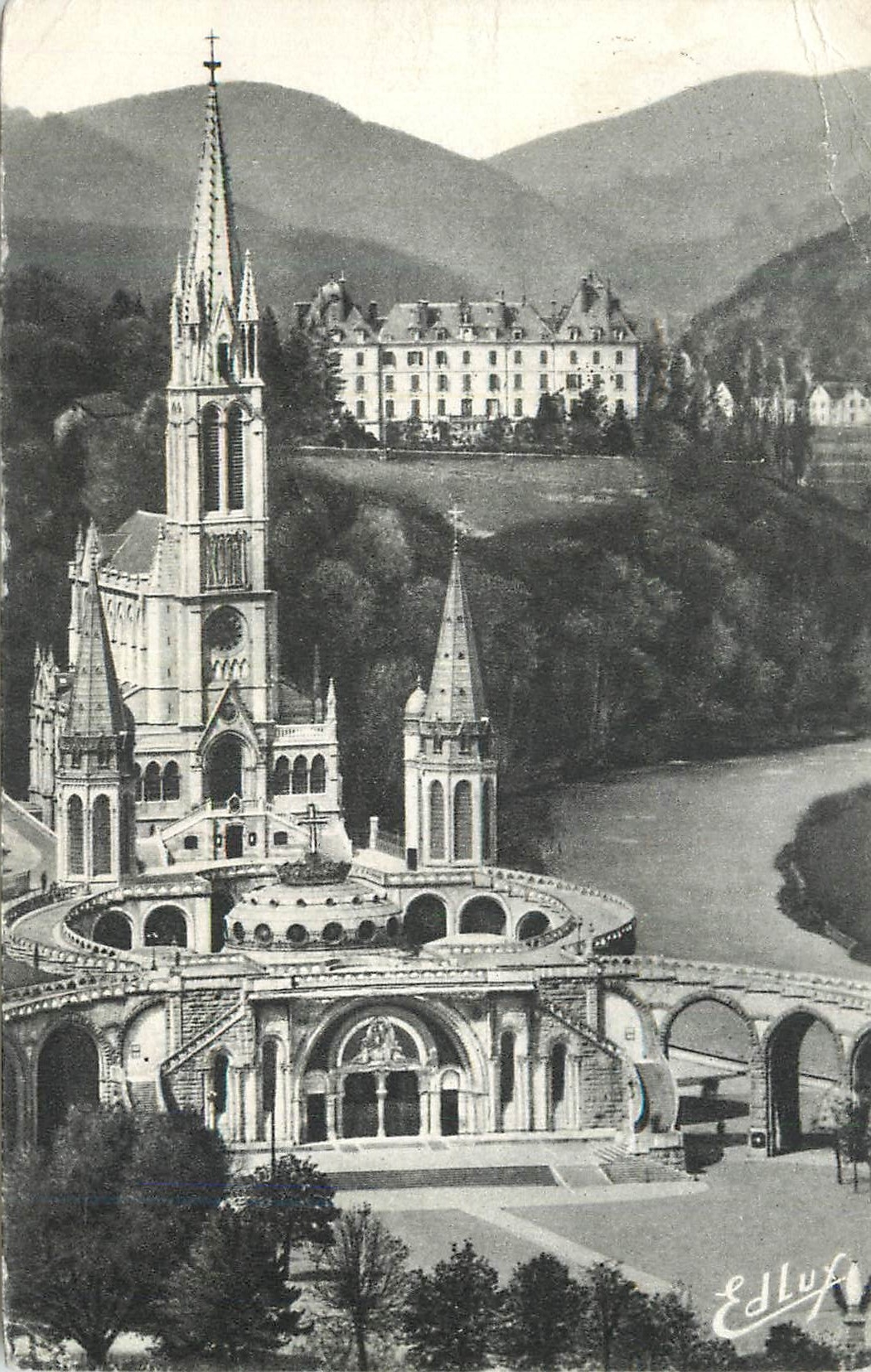 CPA Lourdes La Basilique vue du Chateau Fort