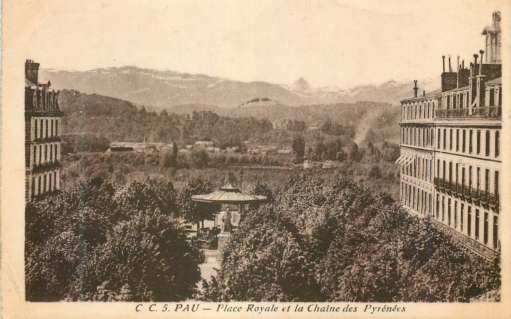 CPA CC5 Pau Place Royale et la Chaine des Pyrenees