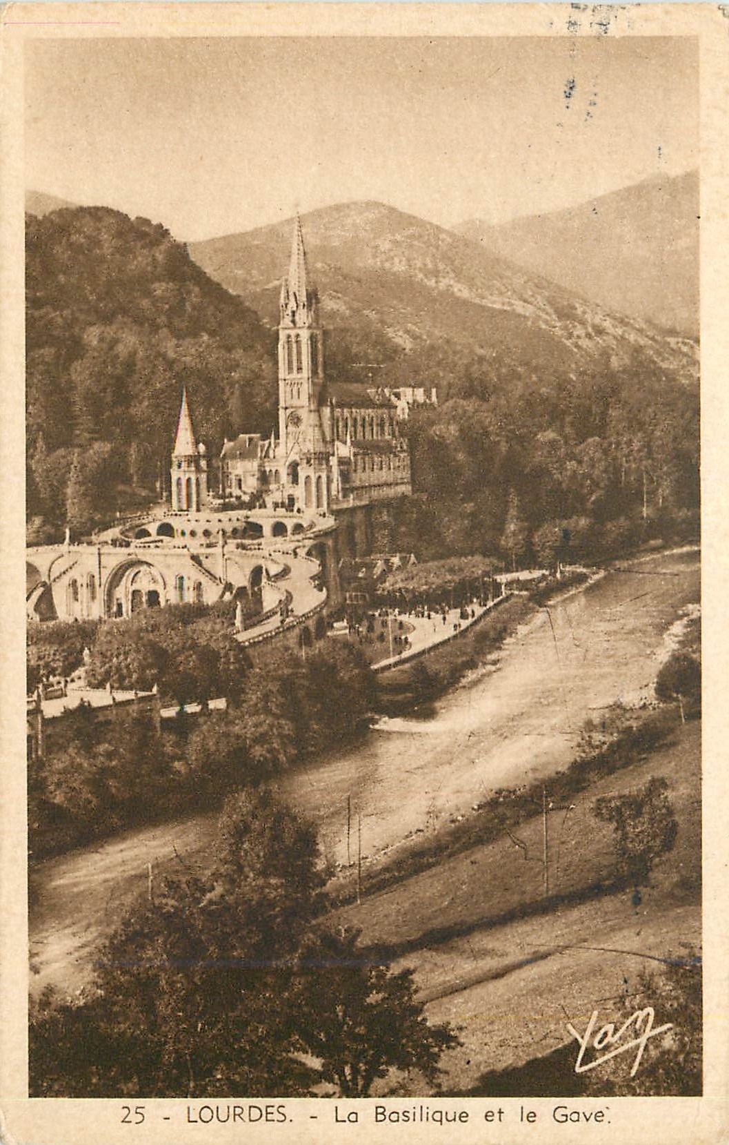 CPA Lourdes La Basilique et le Gave