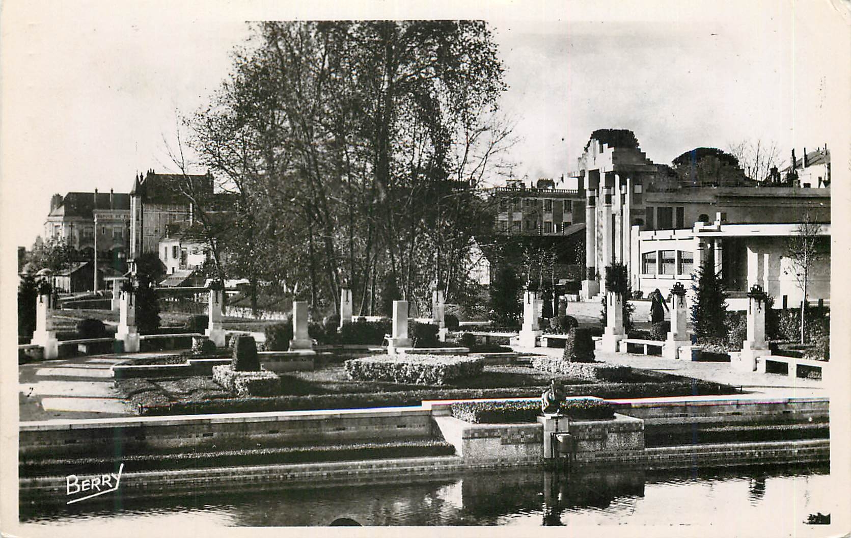 CPM Vierzon (Cher) Jardins de l'Abbaye Le Miroir de l'Eau Les Colonnades et l'Auditorium (Karcher  Architecte)