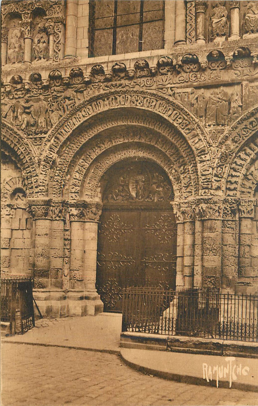 Poitiers — Portail de Notre-Dame — Éditeur Raymond Bergevin, n° 2834-39