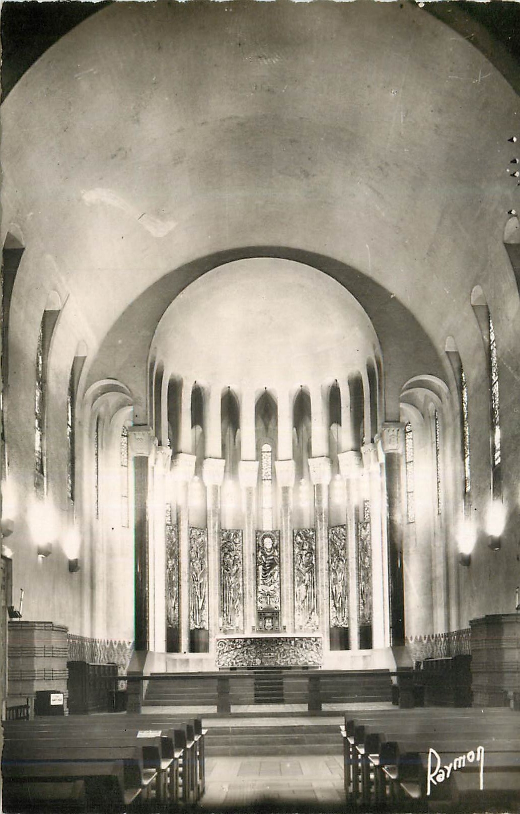 CPM Paris Eglise St Odile Batie par Pierre L'Ermite a la Porte Champerret Le Choeur