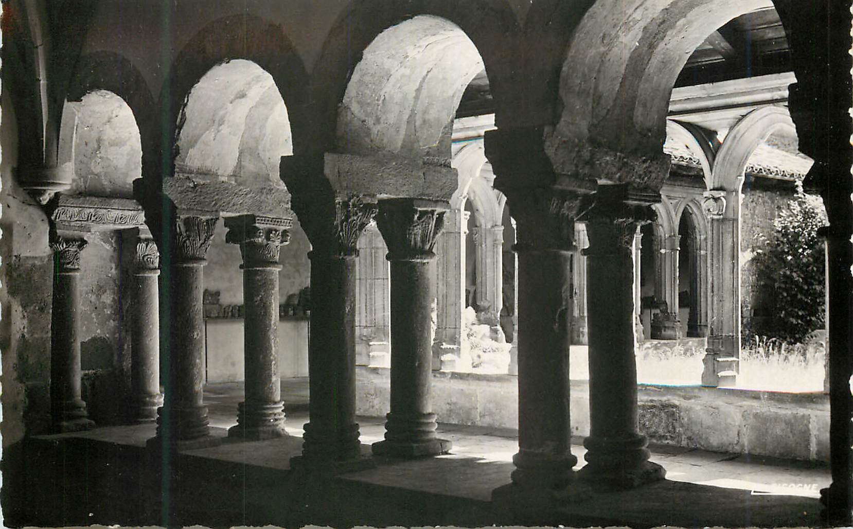 CPM Charlieu (Loire) Abbaye Benedictine Cloitre a Colonnes Jumelee (XIe Siecle) Roman Primitif