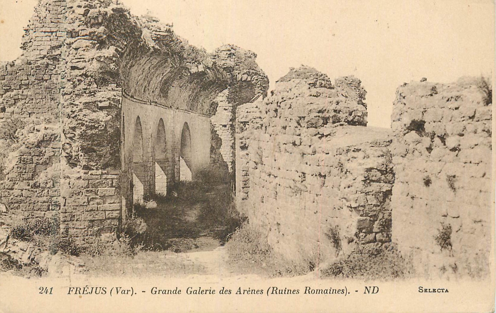 CPA Frejus (Var) Grande Galerie des Arenes (Ruines Romaines) ND