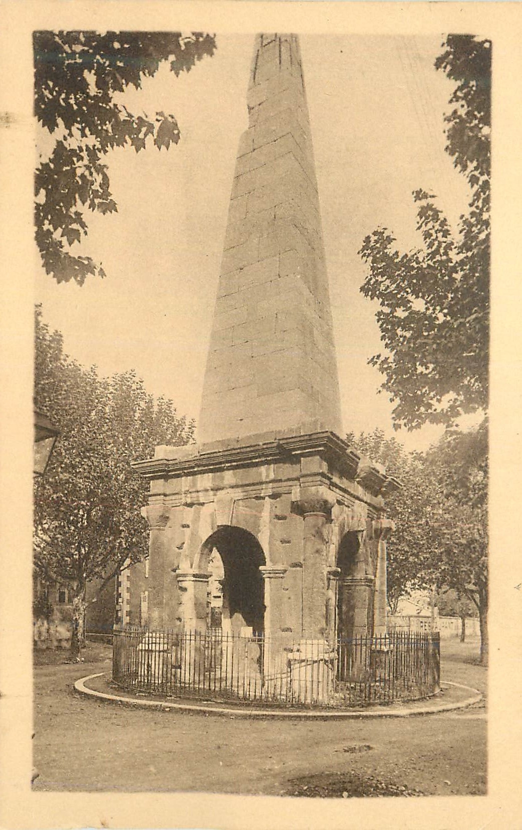 CPA Vienne Aiguille ou Pyramide Haut 24 m (IVe Siecle Apres J C) 