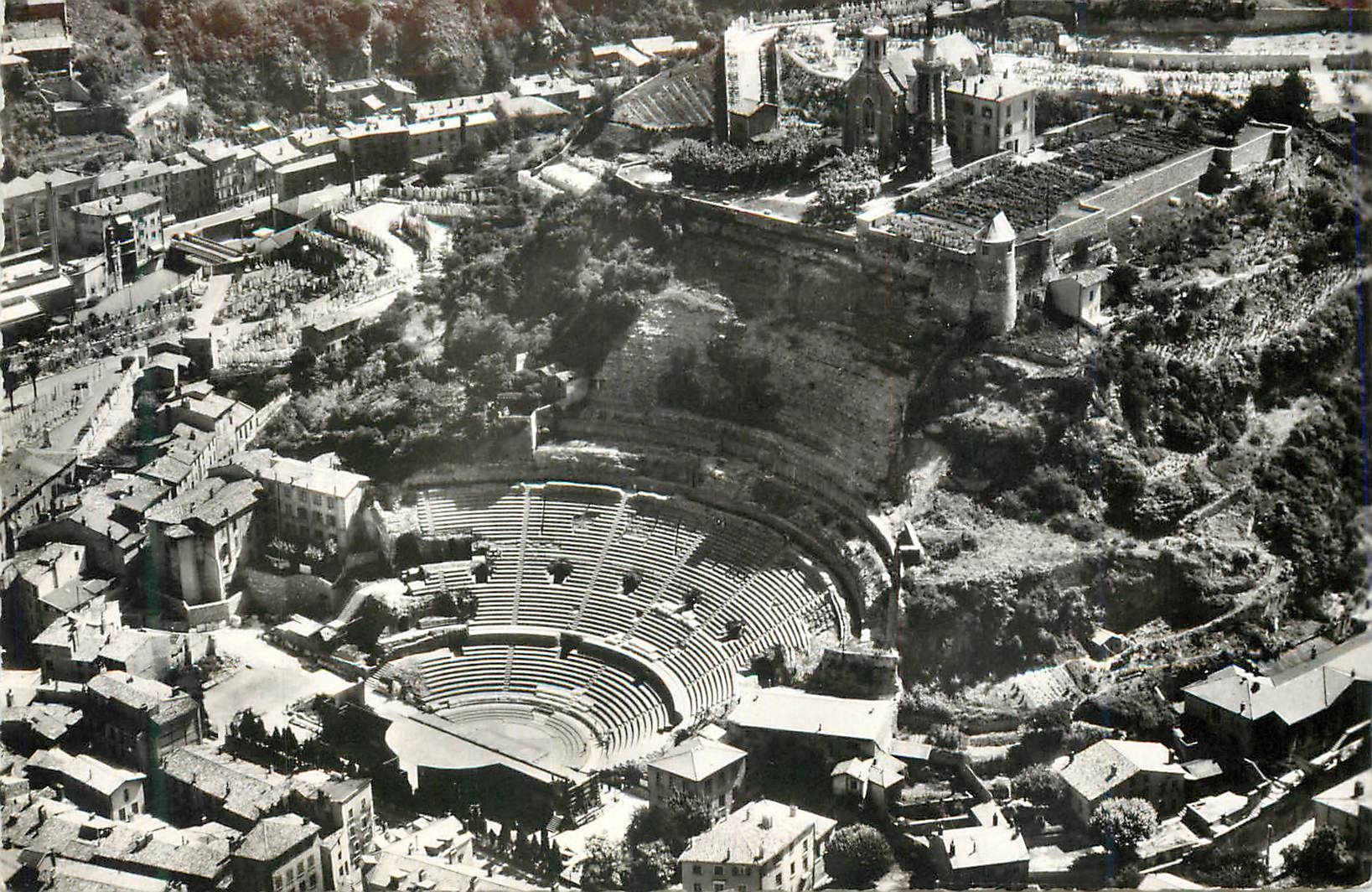CPM Vienne sur le Rhone (Isere) Vue Aerienne sur le Theatre Romain et la Colline de Pipet