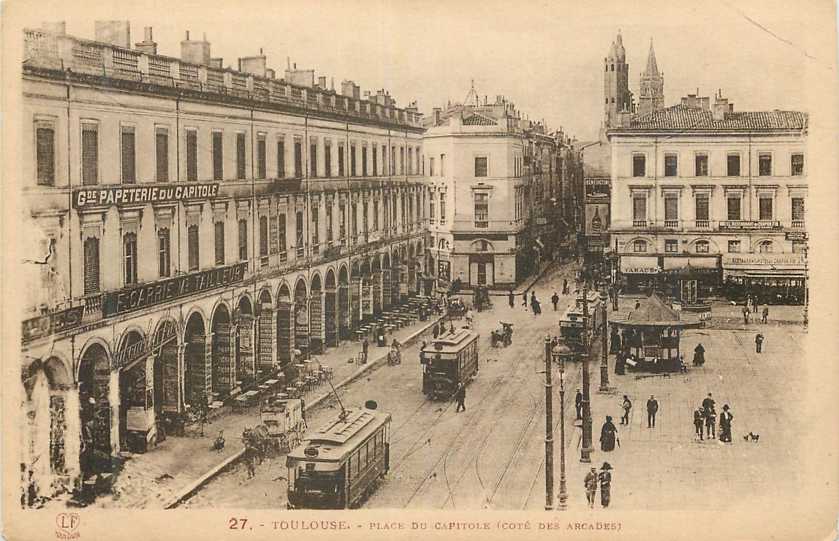 Toulouse - Place du Capitole (côté des arcades) — vue avec tramway et magasins — Phototypie Labouche Frères