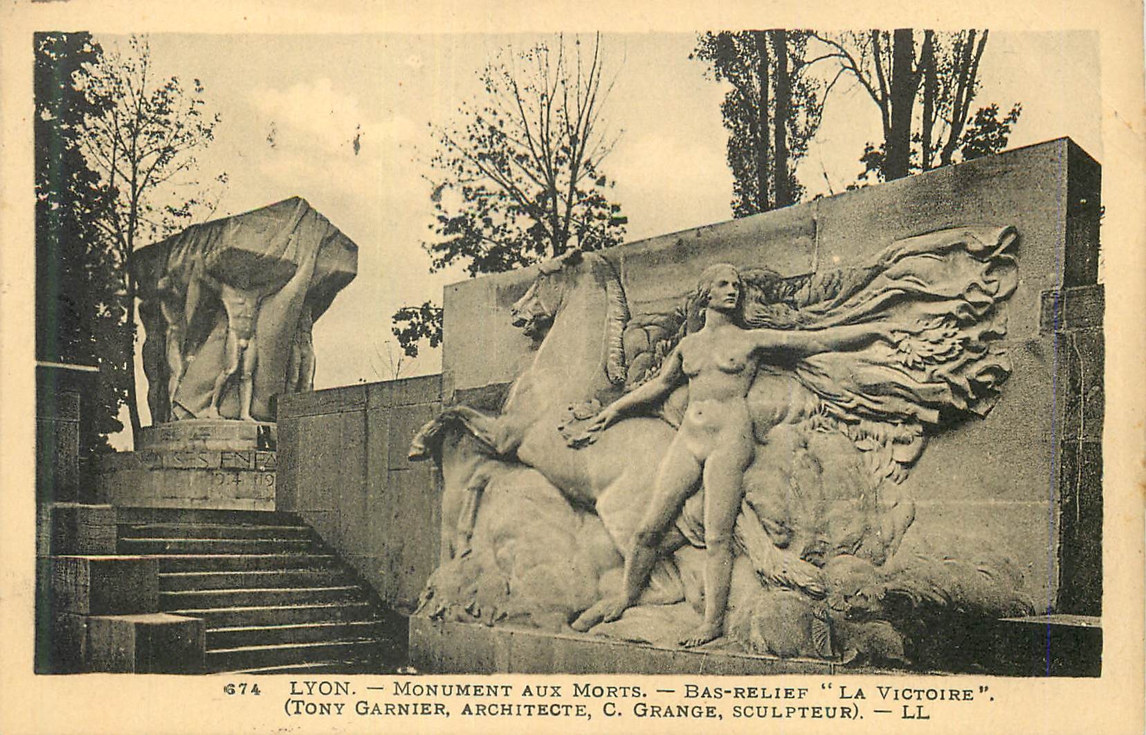 CPA Lyon Monument aux Morts Bas Relief La Victoire (Tony Garnier Architechte C Grange Sculptureur)