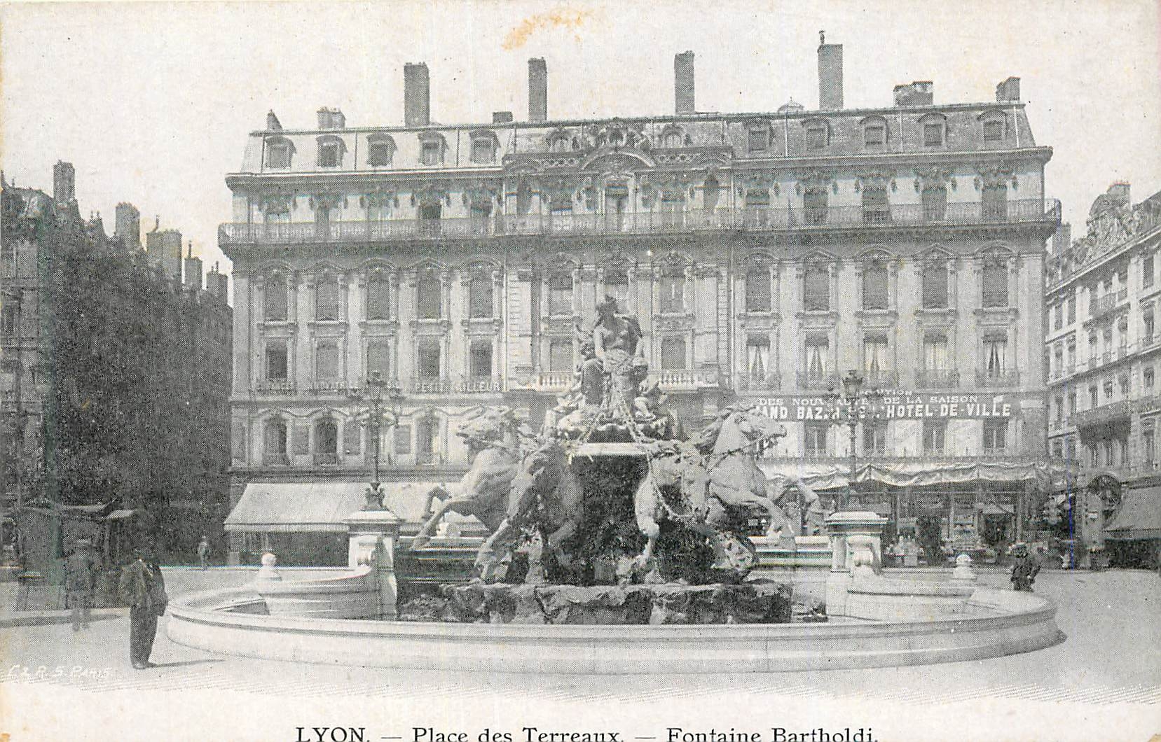 CPA Lyon Place des Terreaux Fontaine Bartholdi