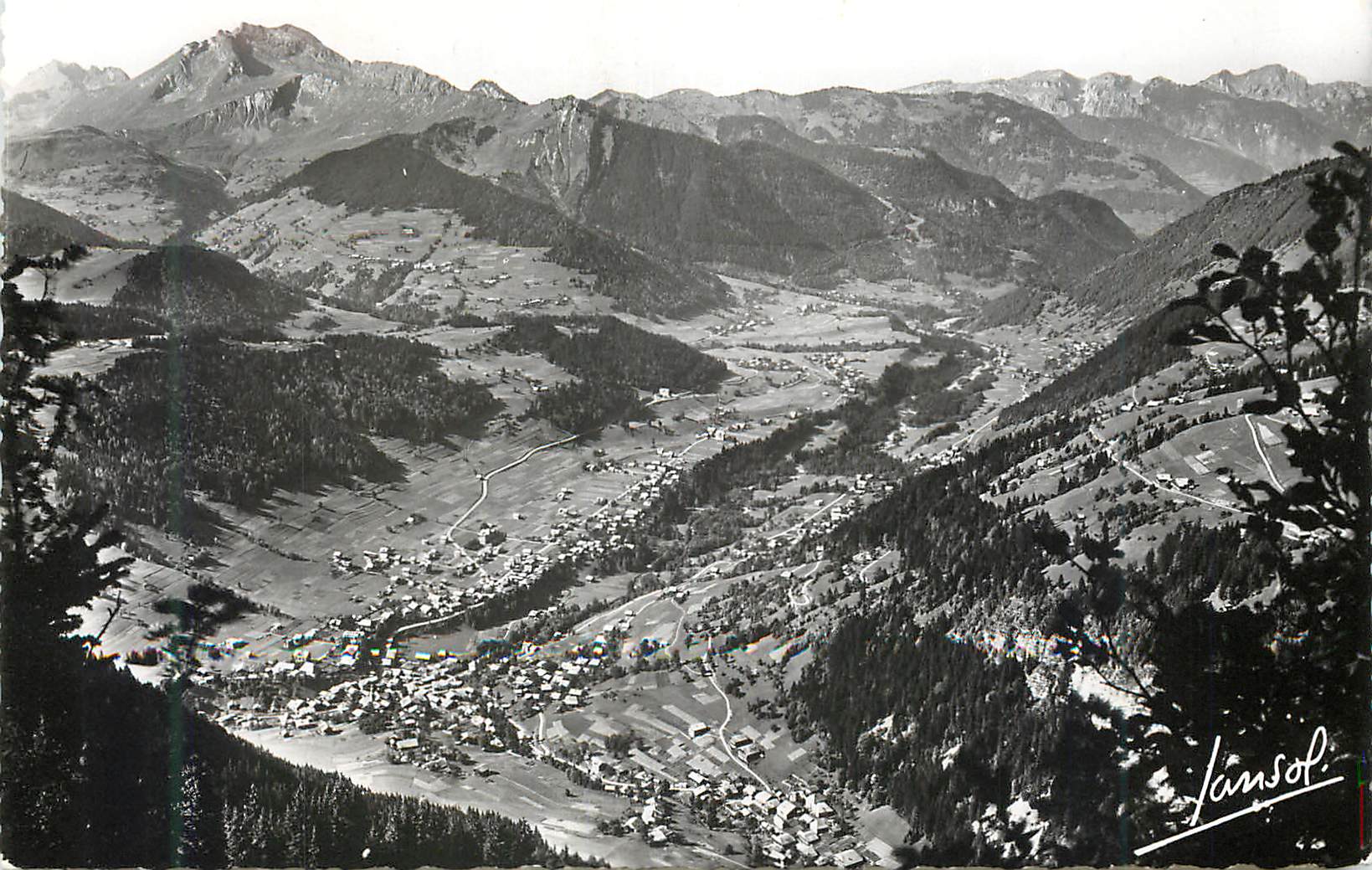 Morzine (Haute-Savoie) — Vue panoramique de la vallée prise de Ressachaux avec le Roc d'Enfer (2240m) — Éditions Photographiques JANSOL