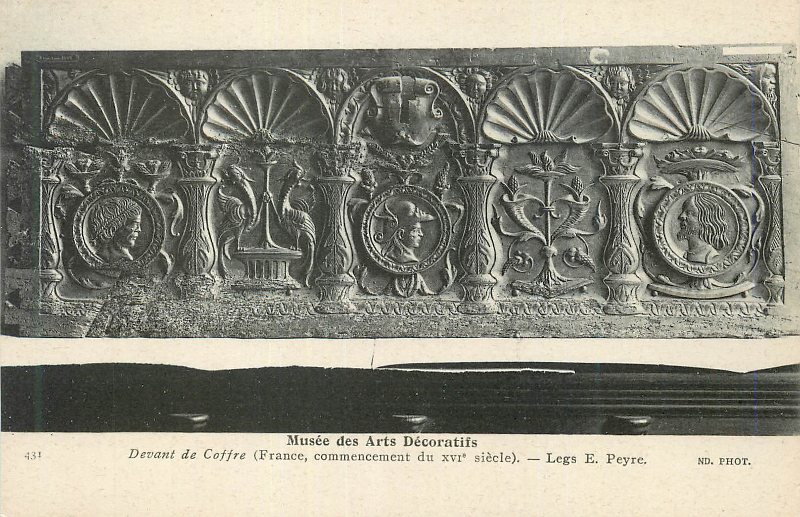 CPA Musee des Arts Decoratifs Devant le Coffre (France Commencement du XVIe Siecle) Legs E Peyre