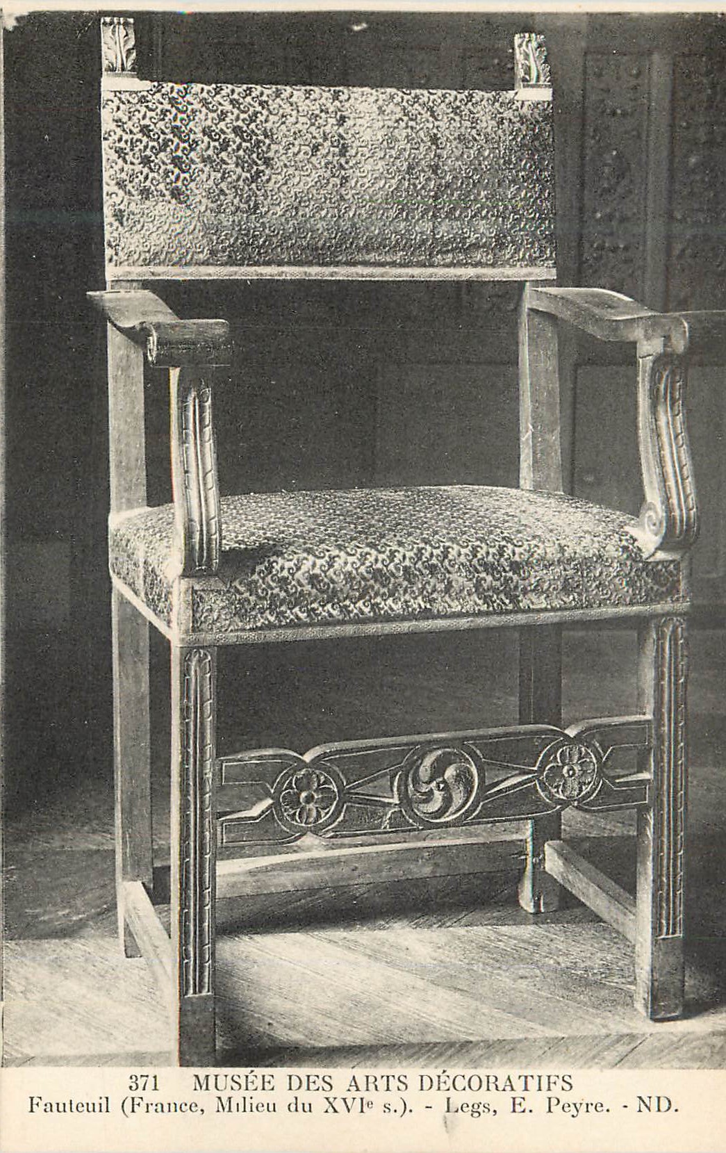 CPA Musee des Arts Decoratifs Fauteuil (France Milieu du XVIe S) Legs E Peyre ND
