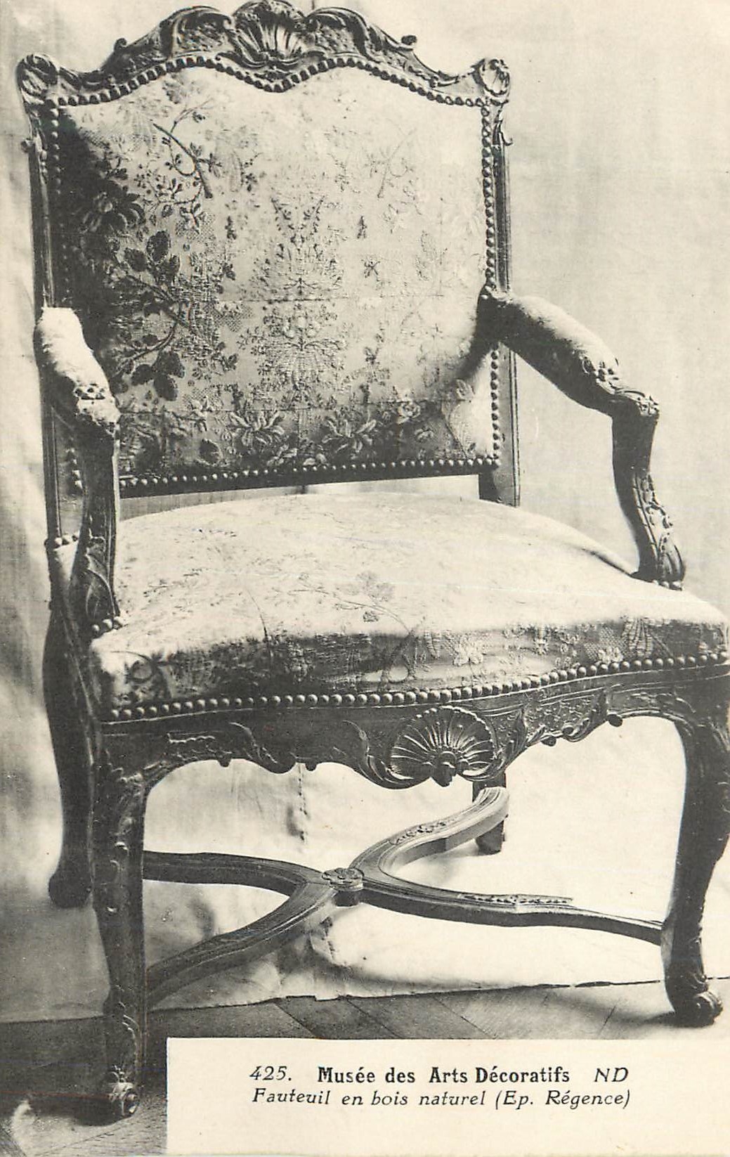 CPA Musee des Arts Decoratifs ND Fauteuil en Bois Naturel (Ep Regence)