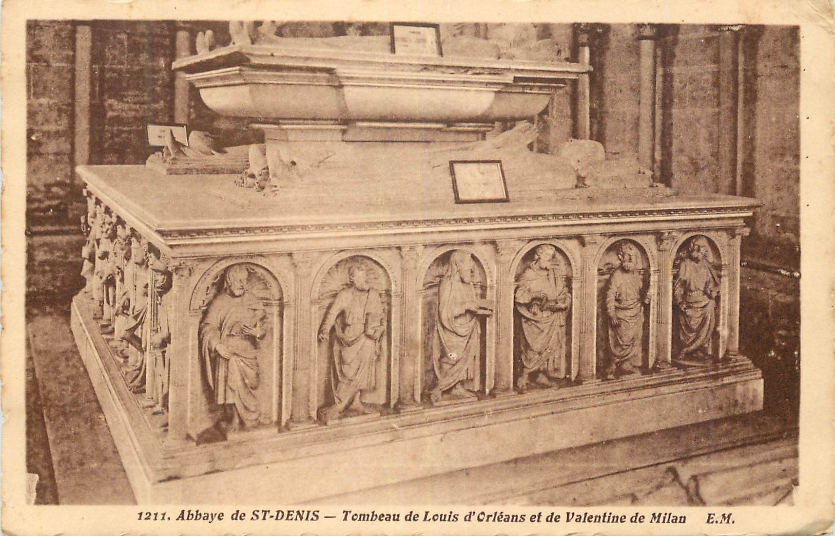 CPA Abbaye de St Denis Tombeau de Louis d'Orleans et de Valentine de Milan