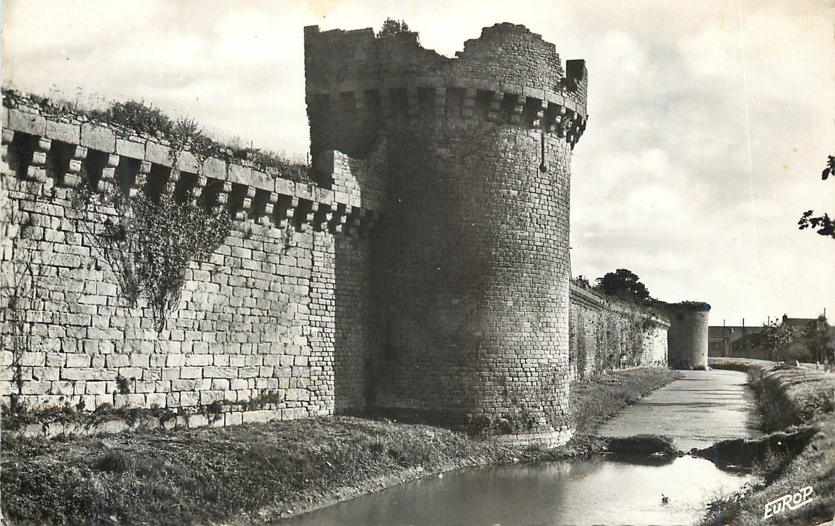 CPM Guerande (L Inf) Tour de la Gaudinais Perspective de la Courtine des Douves et de la Courtine des Douves et de la To