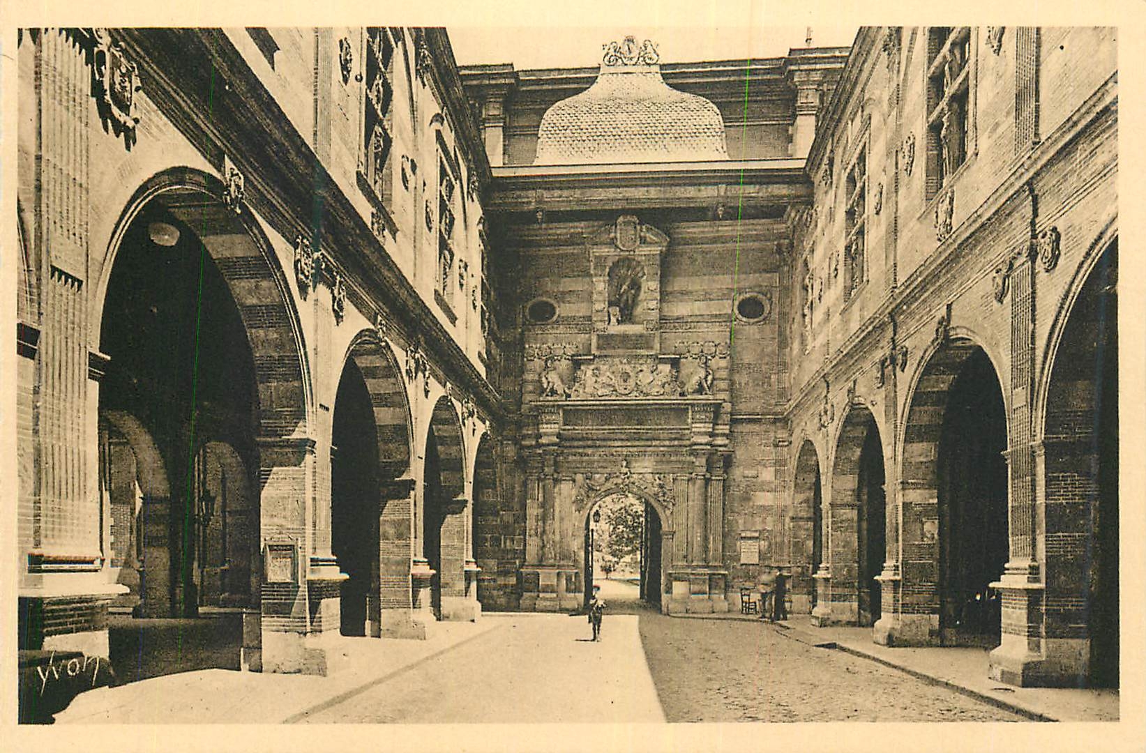 CPA Douce France Toulouse (Hte Garonne) Le capitole Cour Henri IV